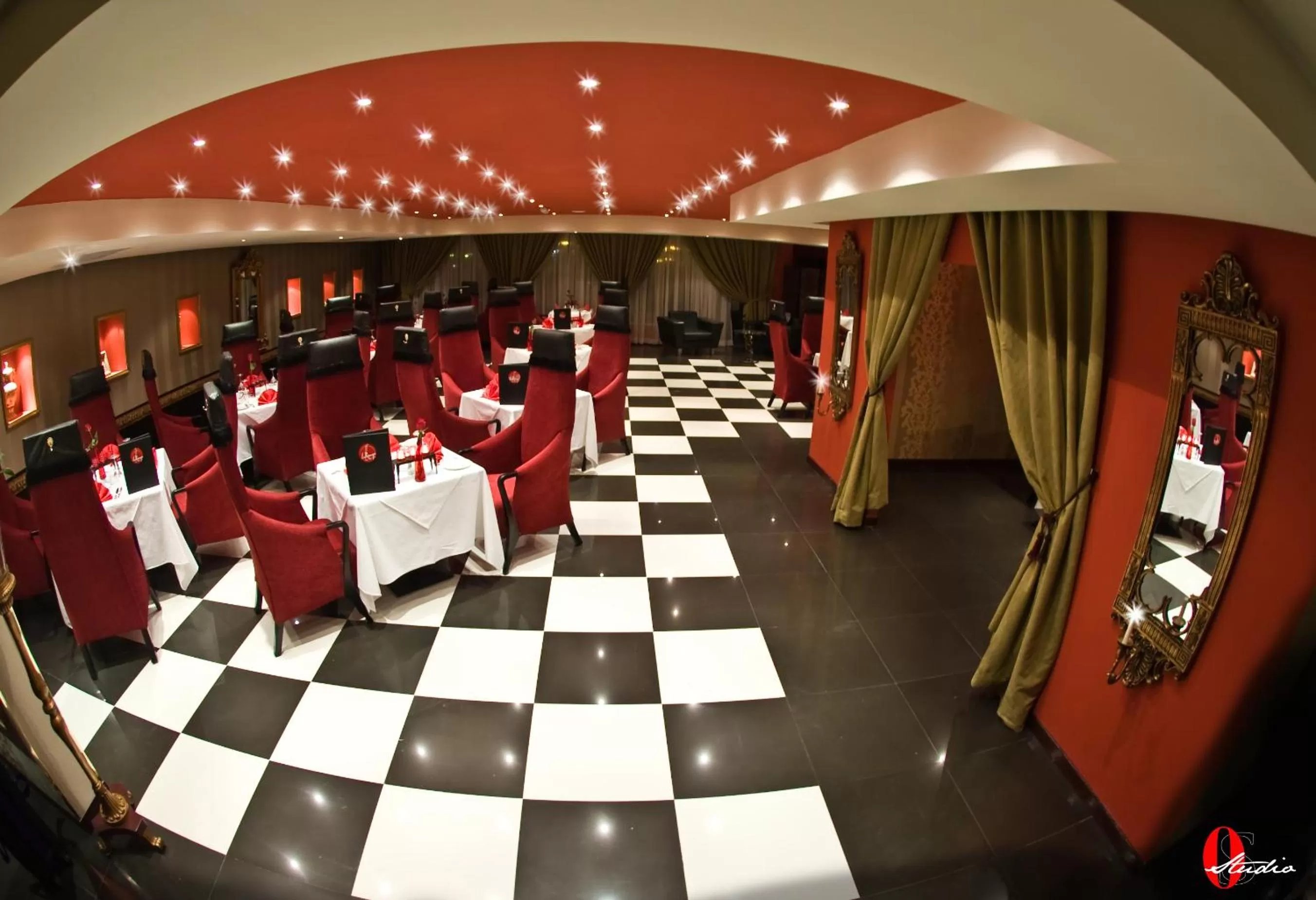 Restaurant/places to eat in The Convention Center & Royal Suites Hotel