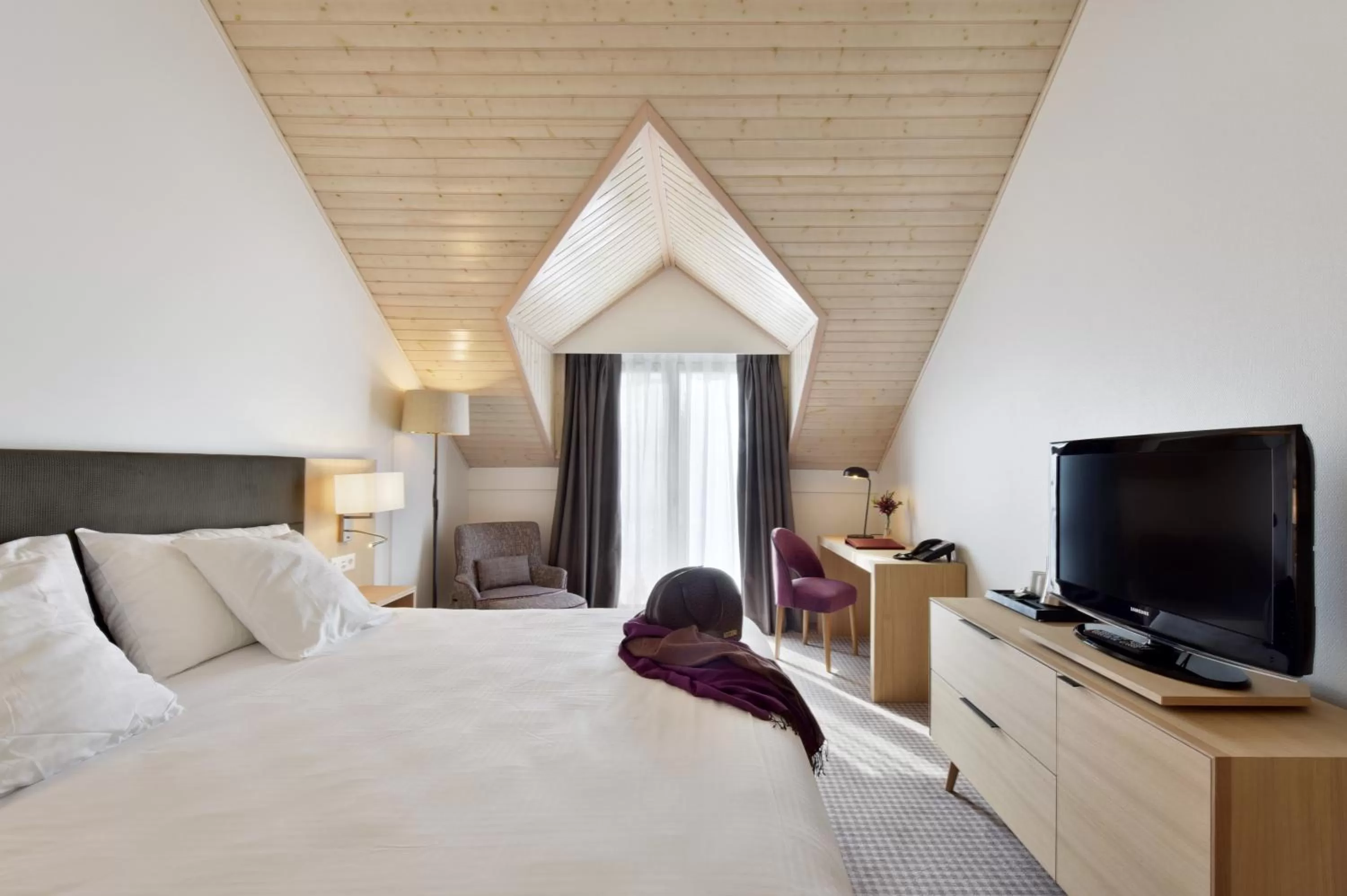 Photo of the whole room, Bed in Hotel La Barcarolle