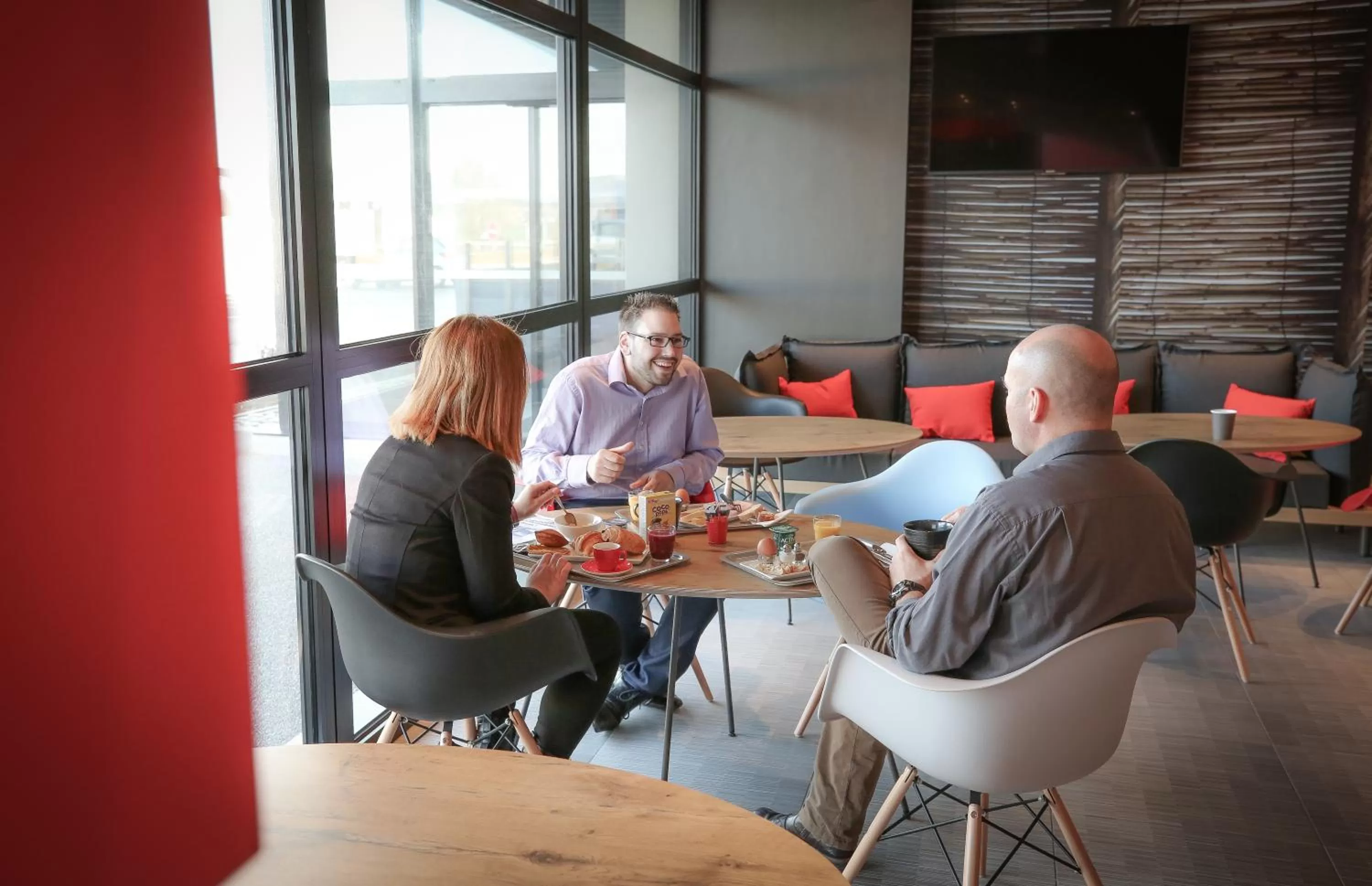 Lounge or bar in Ibis Niort Est Mendes France