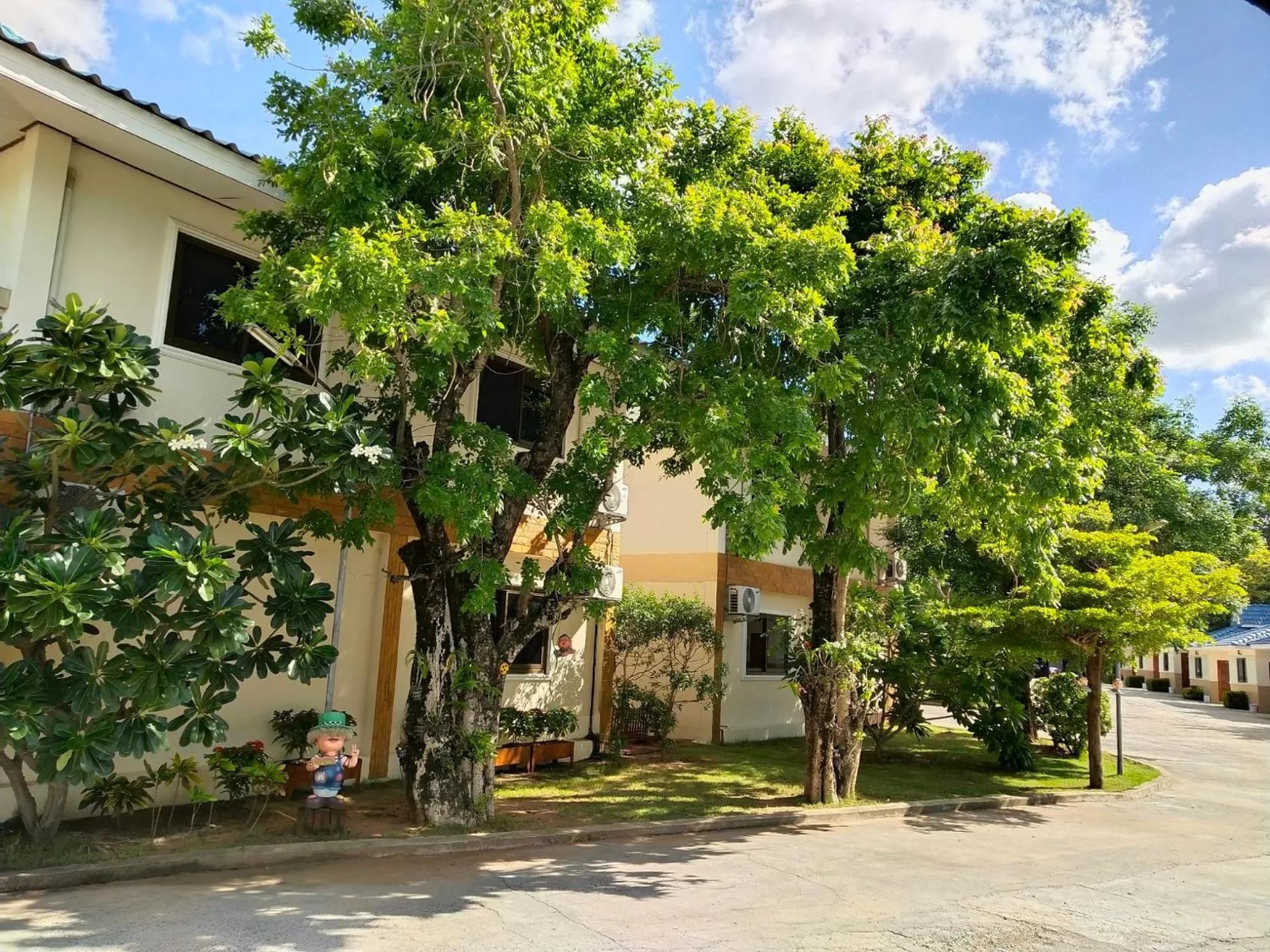 Property building in โรงแรมฟ้าพราวฝน Fah Proud Fon Hotel