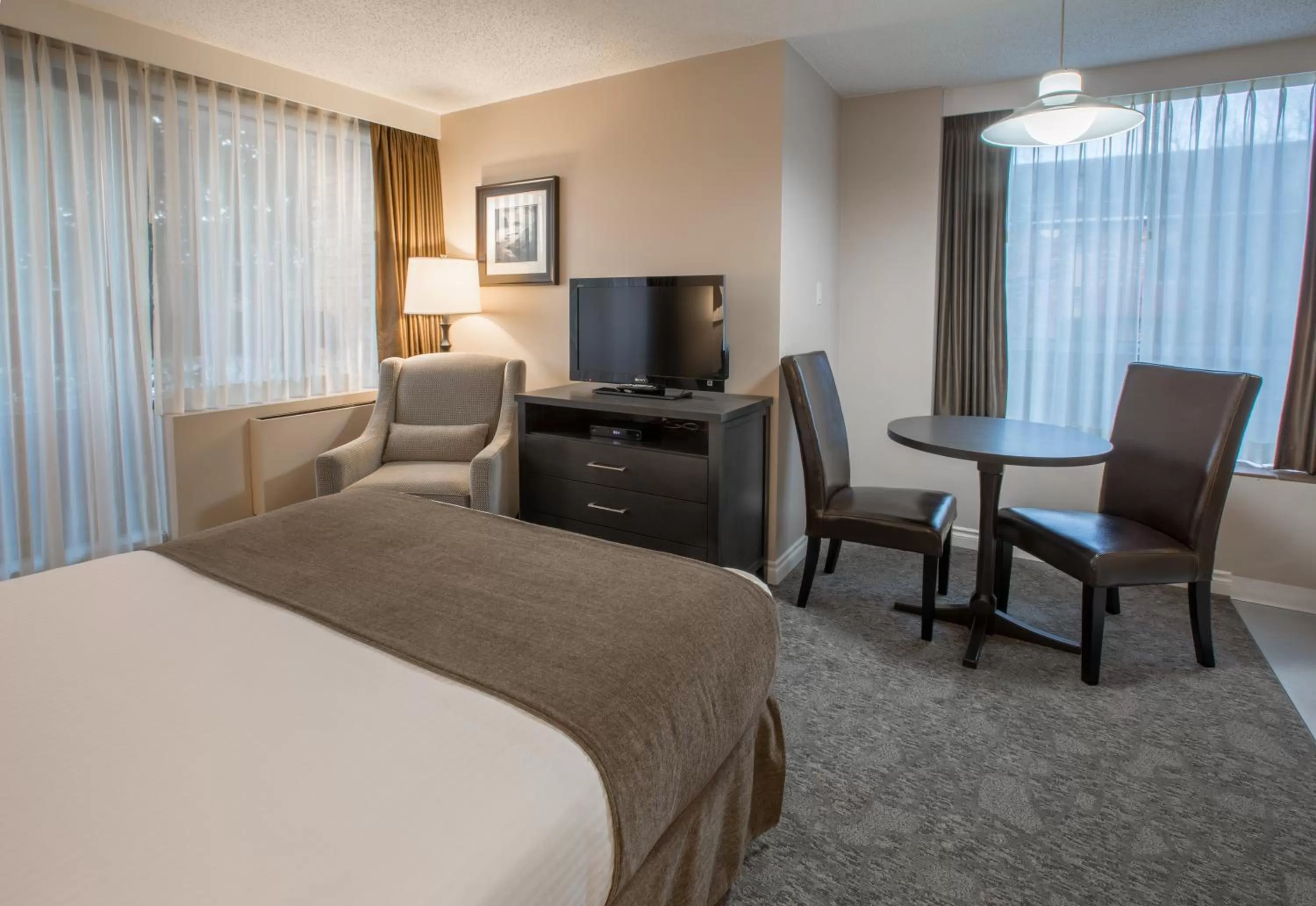 Bedroom, Bed in The Embassy Inn