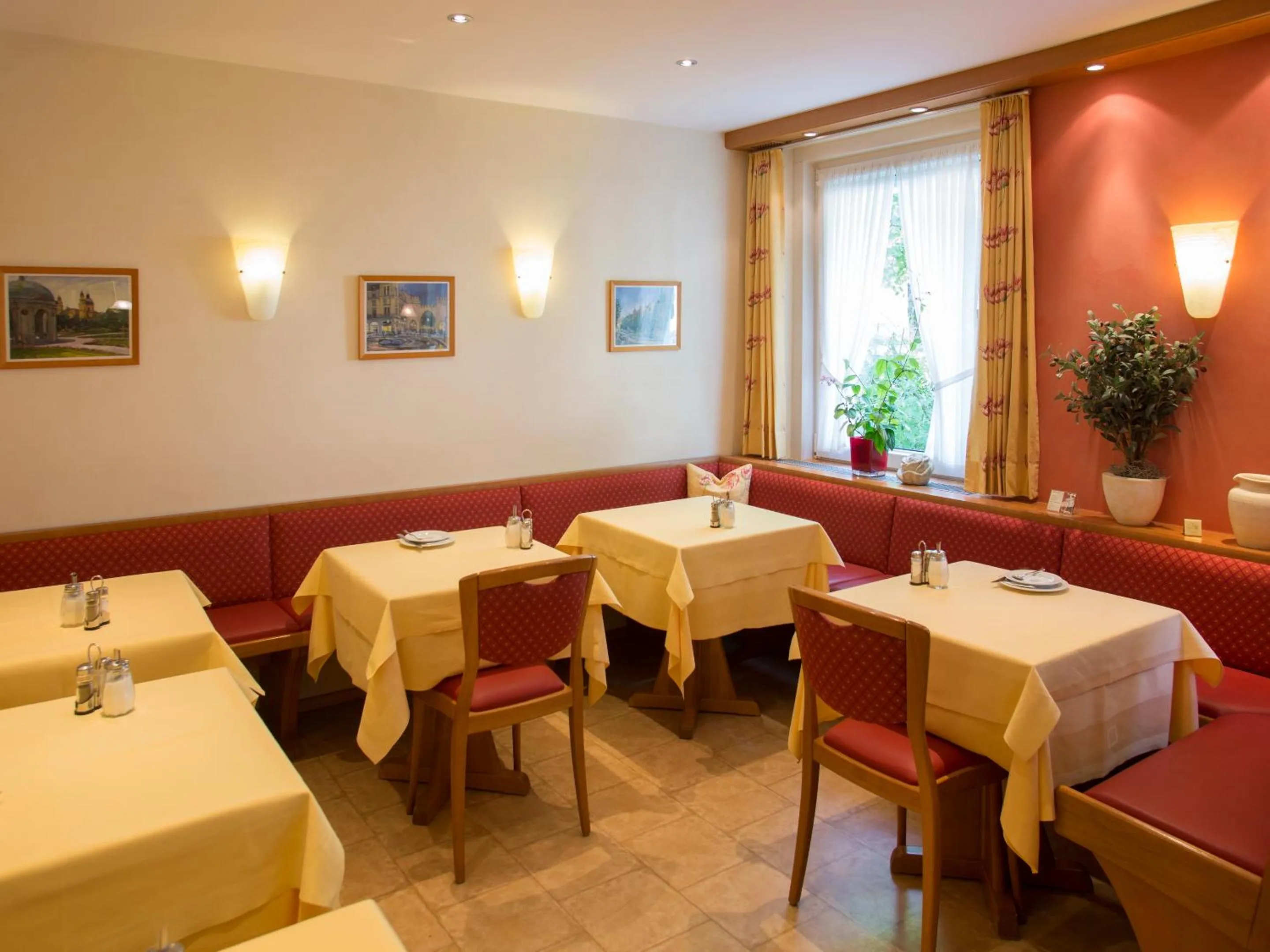 Restaurant/places to eat in Hotel Kriemhild am Hirschgarten