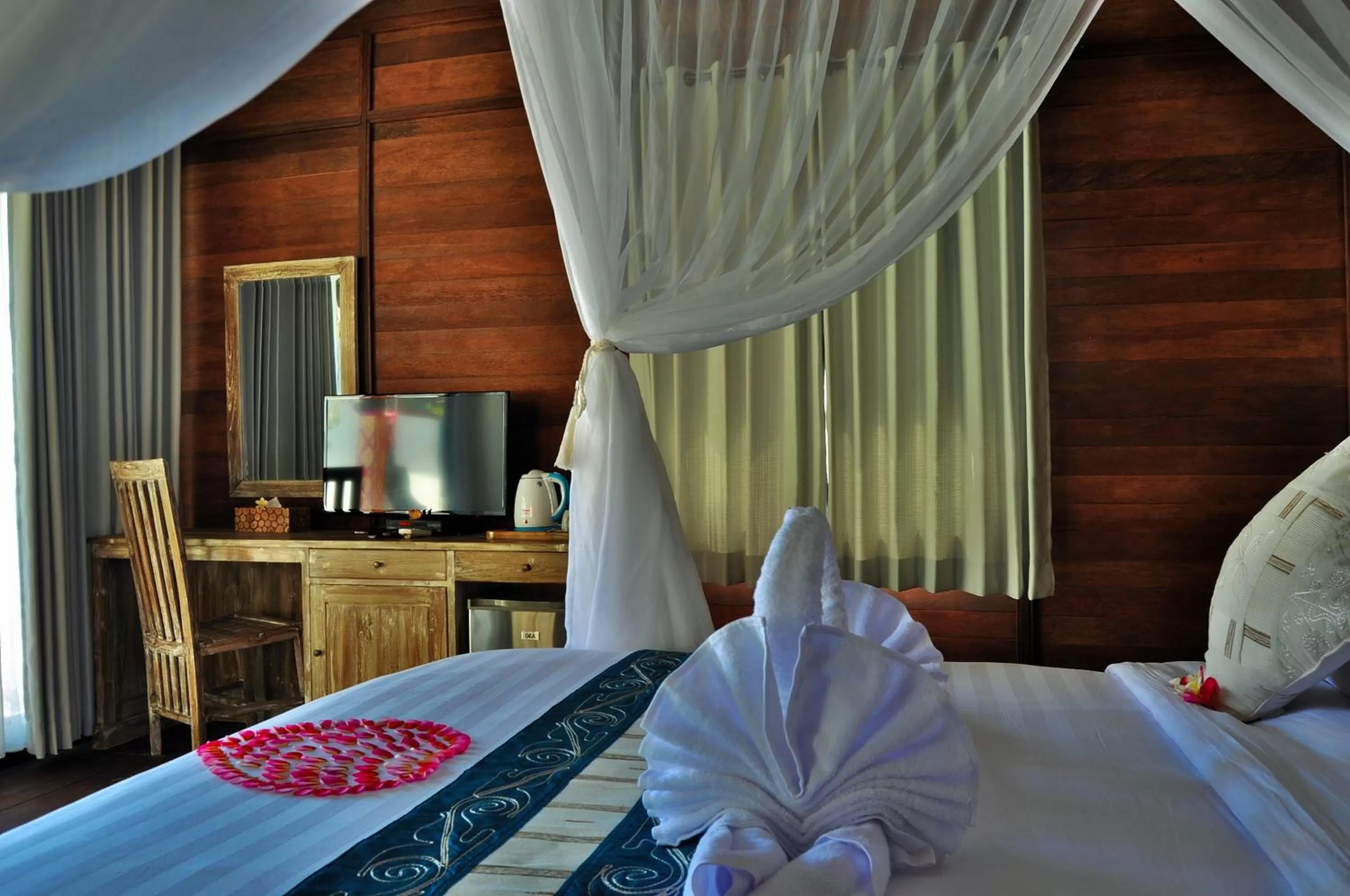 TV and multimedia, Bed in Ocean Terrace Suite And Spa Luxury