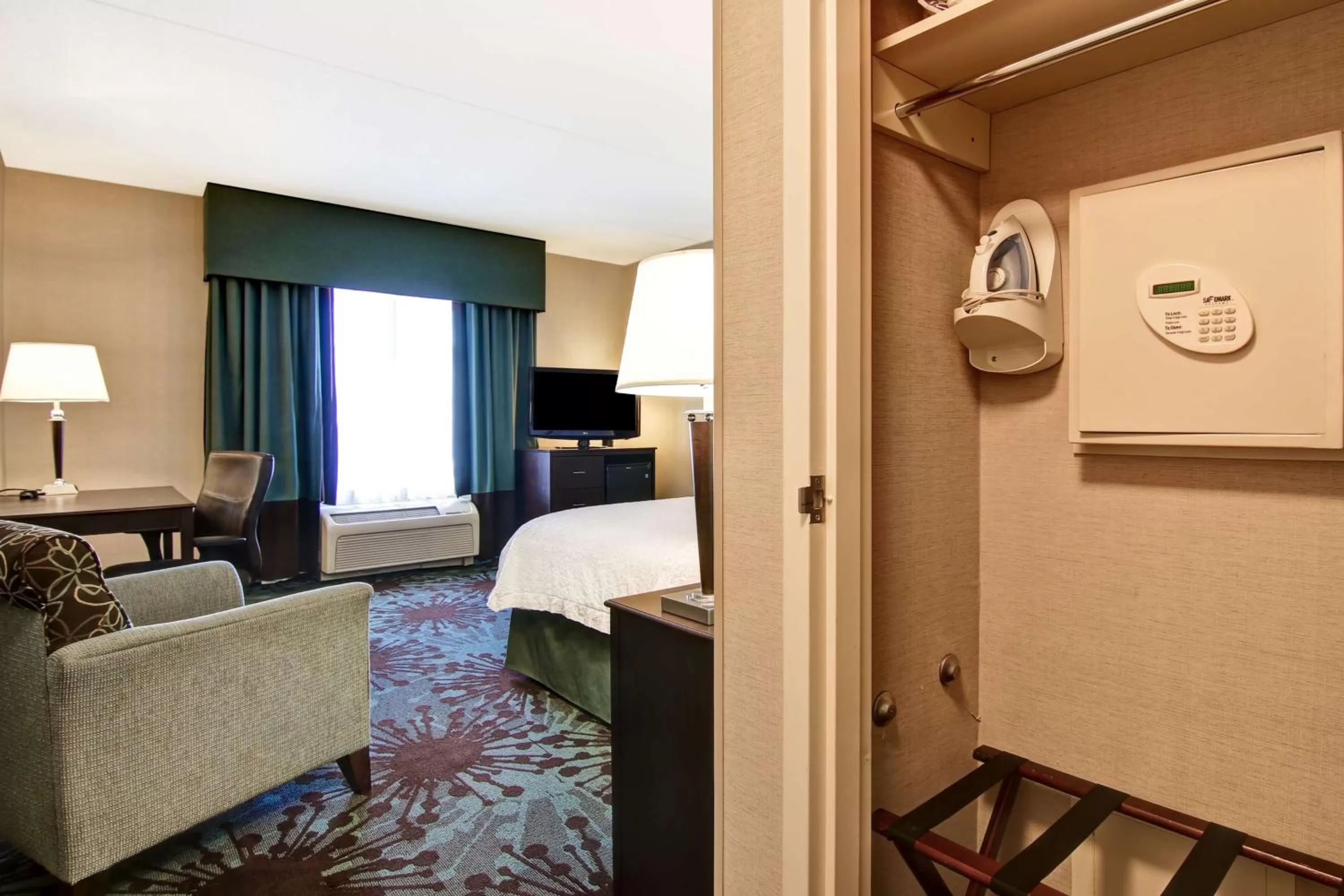 Bedroom, Bed in Hampton Inn by Hilton Toronto Airport Corporate Centre