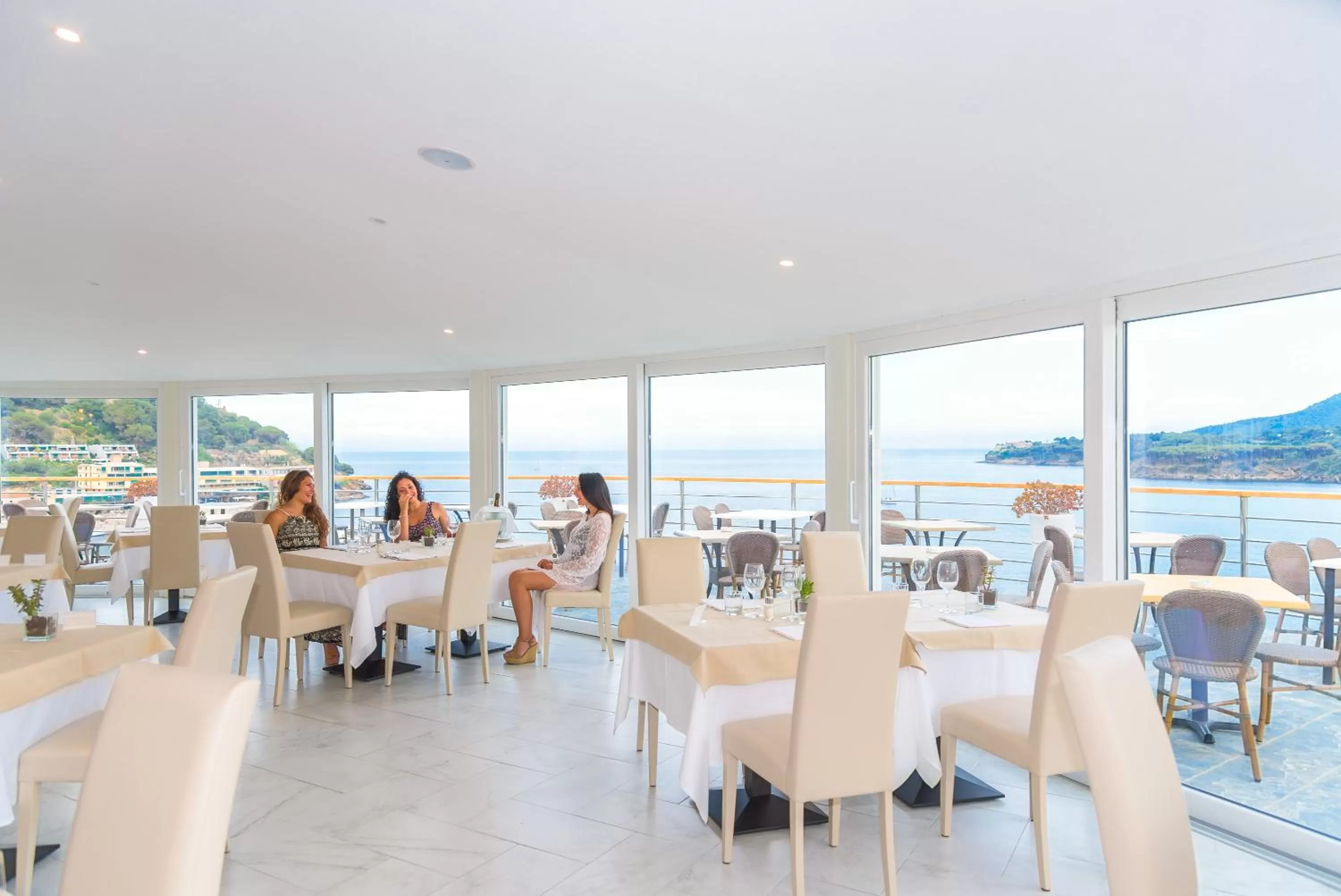 Restaurant/places to eat in Hotel Plaza