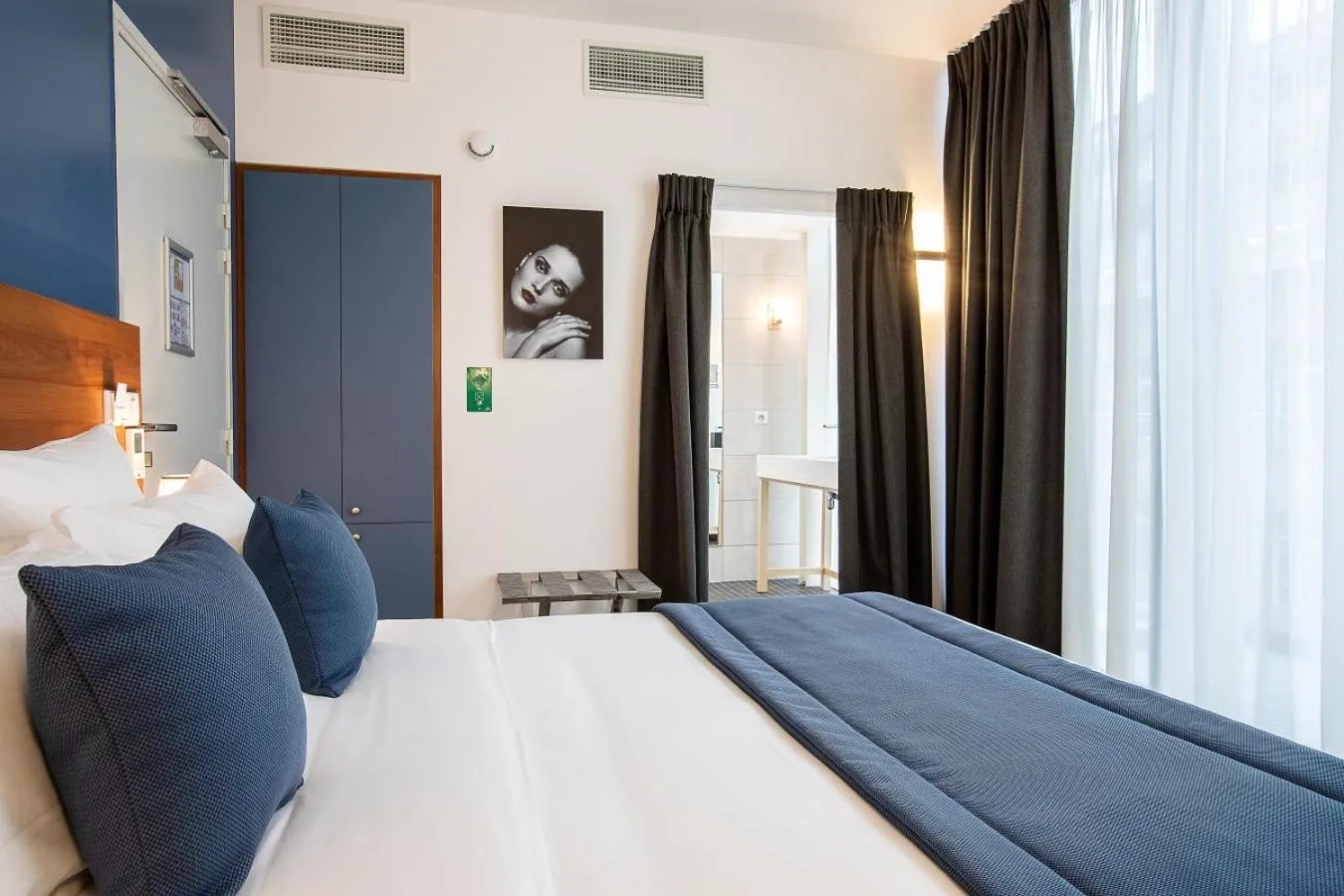 Photo of the whole room, Bed in Hôtel Villa Eiffel Mademoiselle