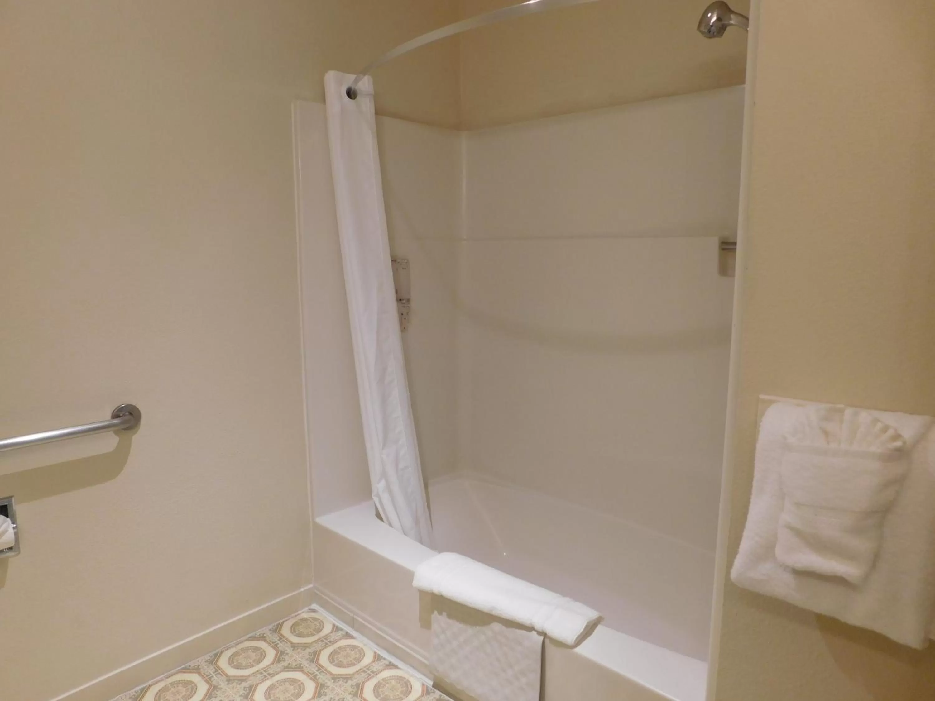 Bathroom in Pacific Gardens Inn