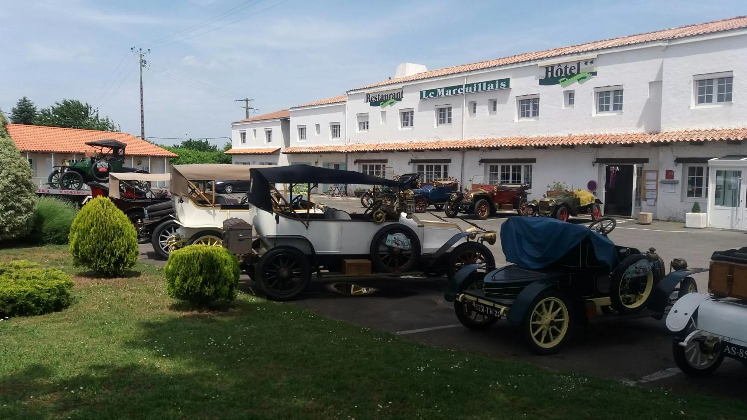 Facade/entrance in Le Mareuillais Hotel-Restaurant
