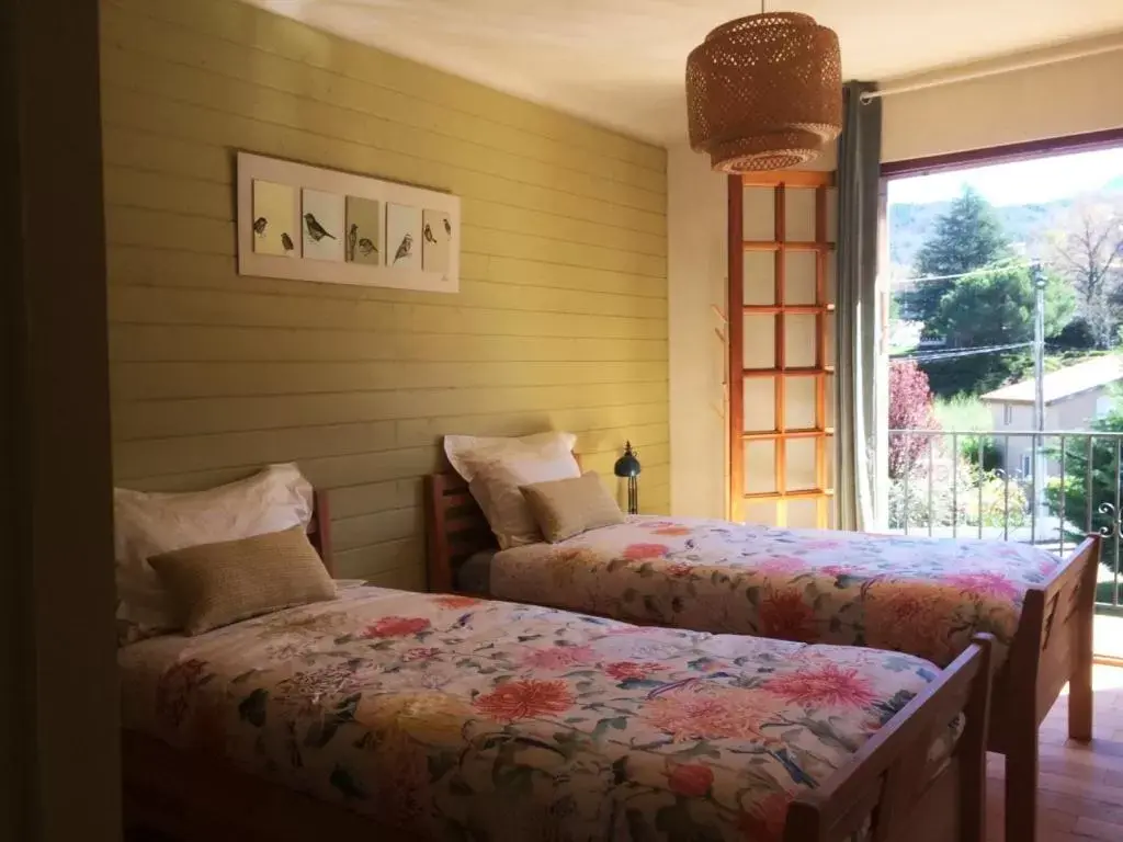 Twin Room with Mountain View - single occupancy in La Perle des Montagnes - Bed and breakfast - Chambre d hôte Twin Room with Mountain View - single occupancy in La Perle des Montagnes - Bed and breakfast - Chambre d hôte
