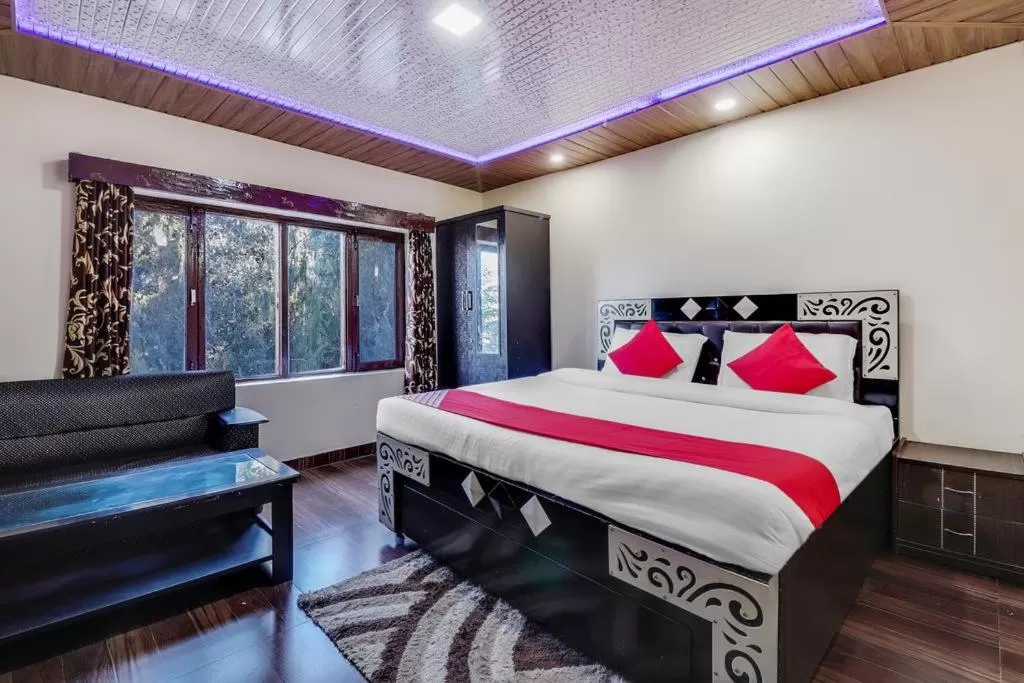Bedroom, Bed in Hotel Himdhara, Near Mall Road Dalhousie