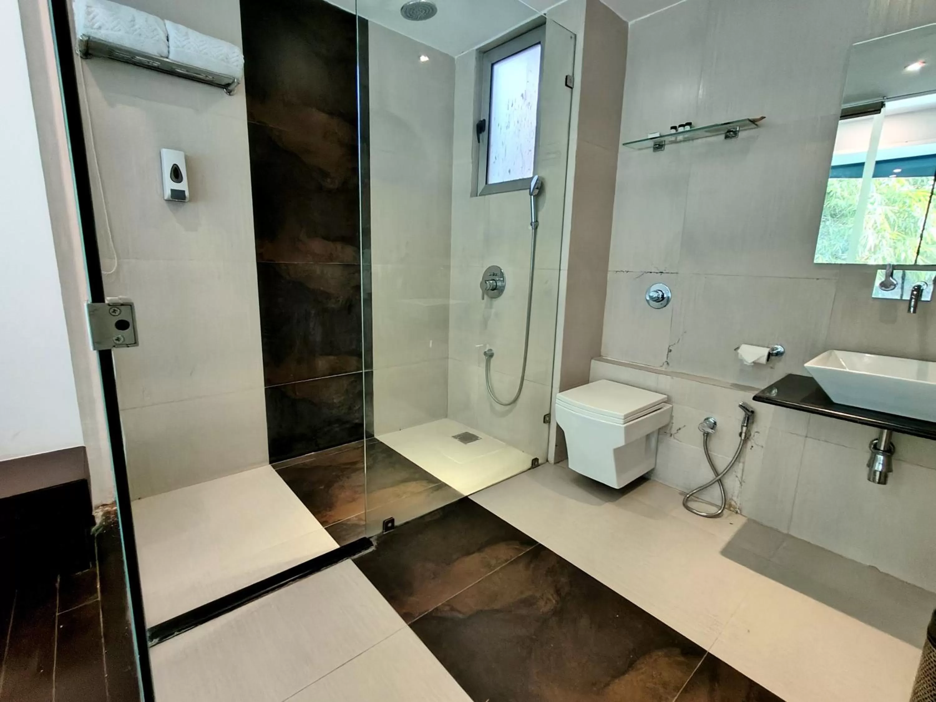 Toilet in The Sky Imperial Hotel Yahvi