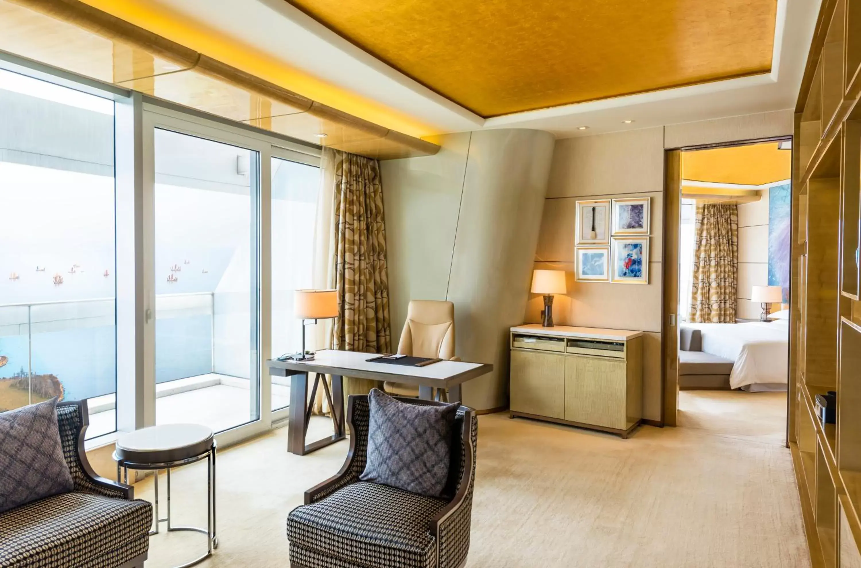 One-Bedroom Selection Suite with Balcony and Lake View in Sheraton Huzhou Taihu Lake Hot Spring Resort & Spa One-Bedroom Selection Suite with Balcony and Lake View in Sheraton Huzhou Taihu Lake Hot Spring Resort & Spa