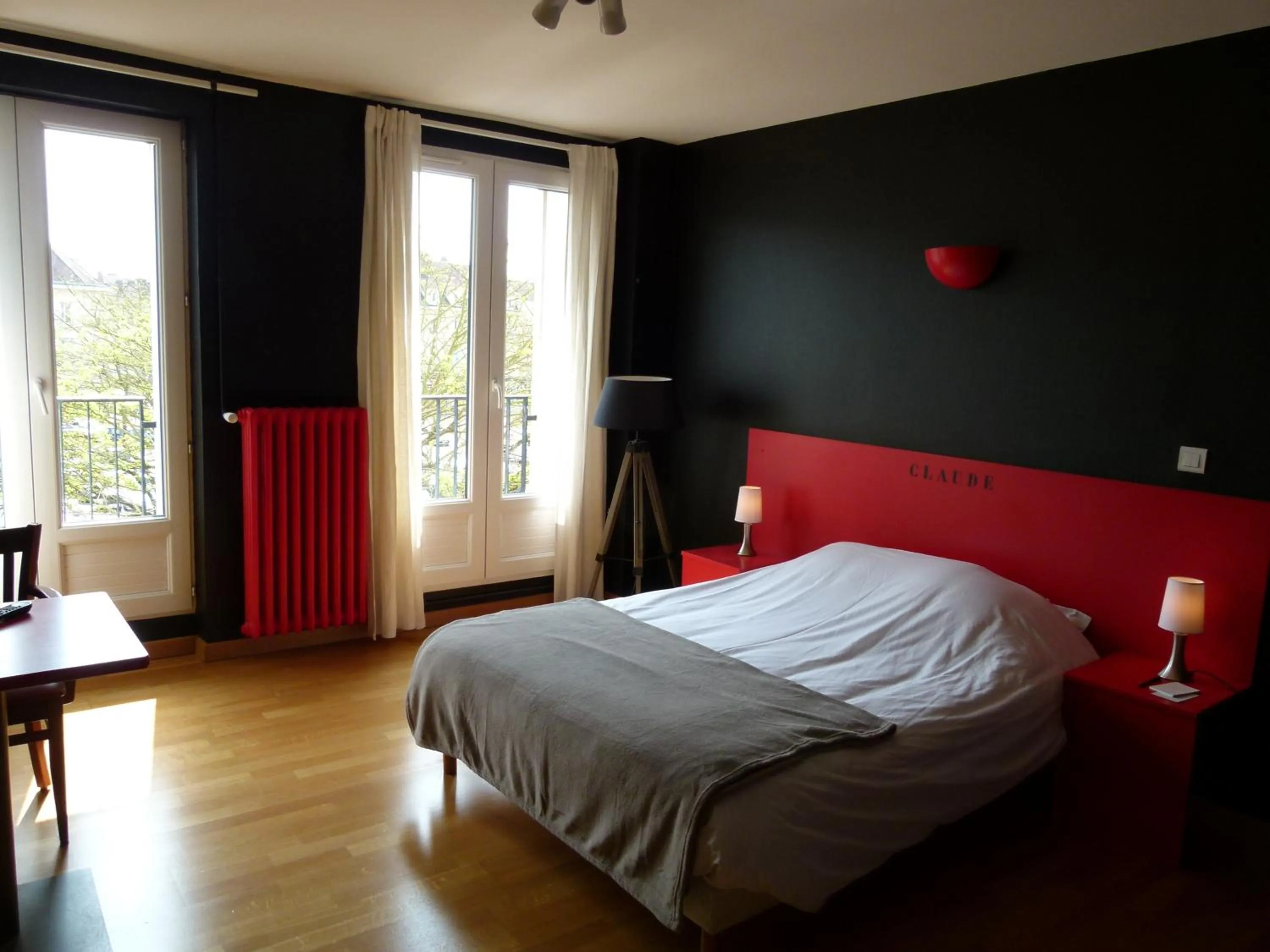 Photo of the whole room, Bed in Hôtel Victor