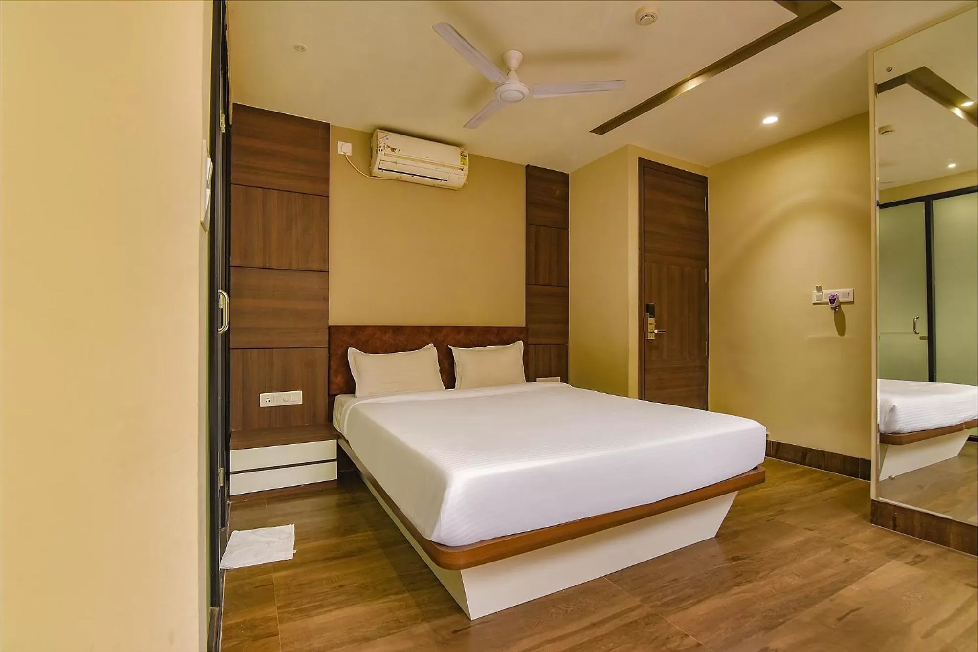 Bedroom in FabHotel Eros 282 - Nr Sreebhumi
