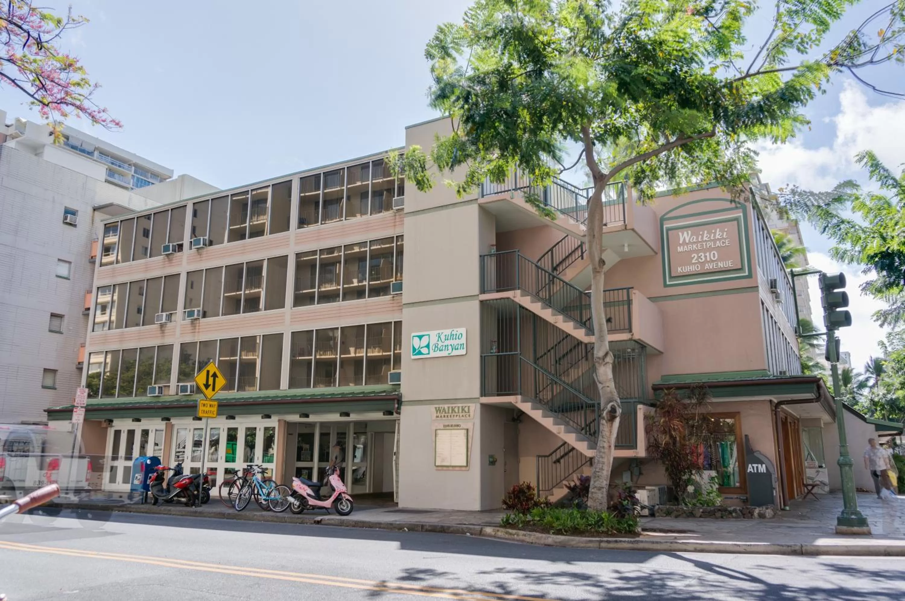 Facade/entrance in Kuhio Banyan Hotel (with Kitchenettes)