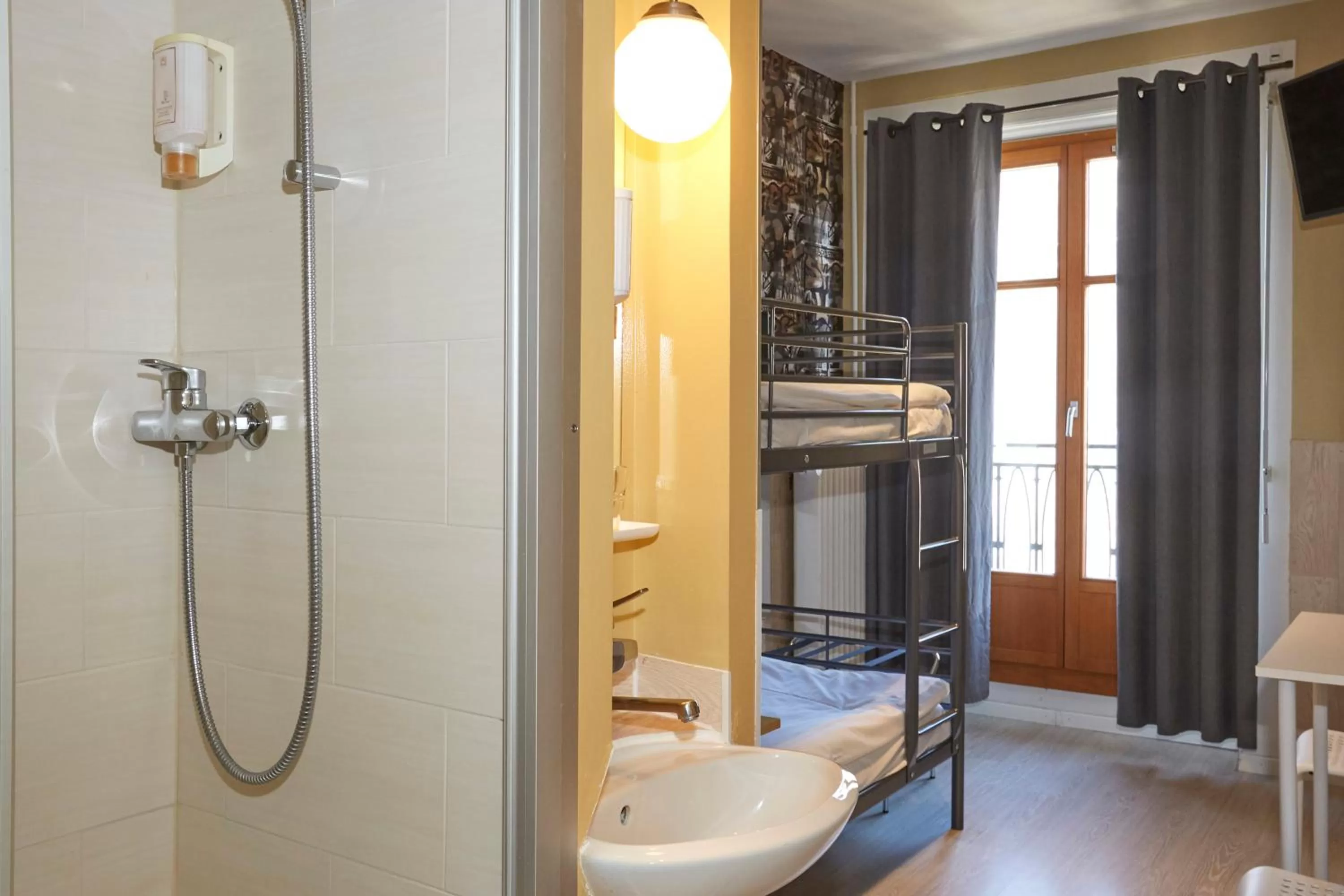 Shower in Hotel Central