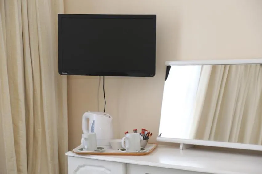 Coffee/tea facilities in Runnymede Court Hotel