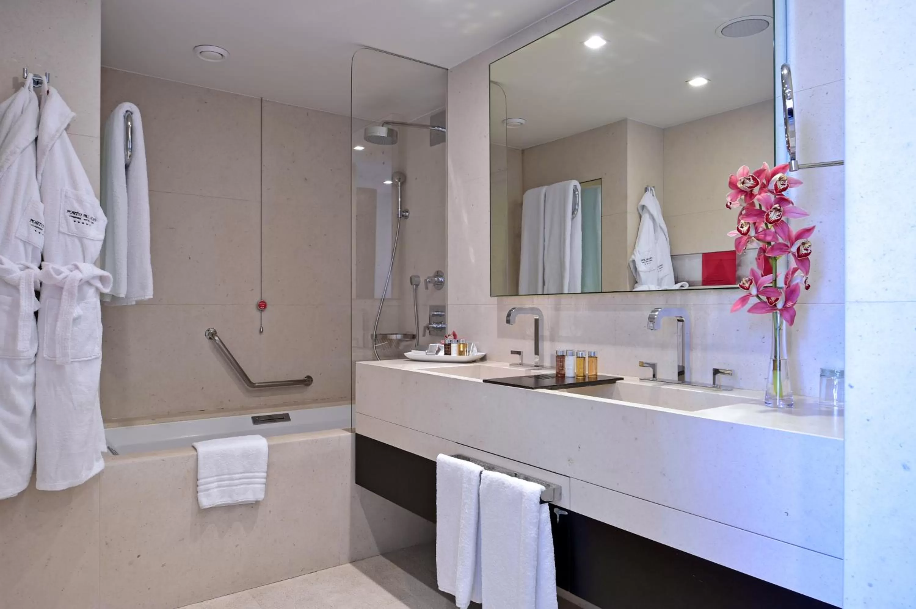 Shower in Porto Palácio Hotel by The Editory