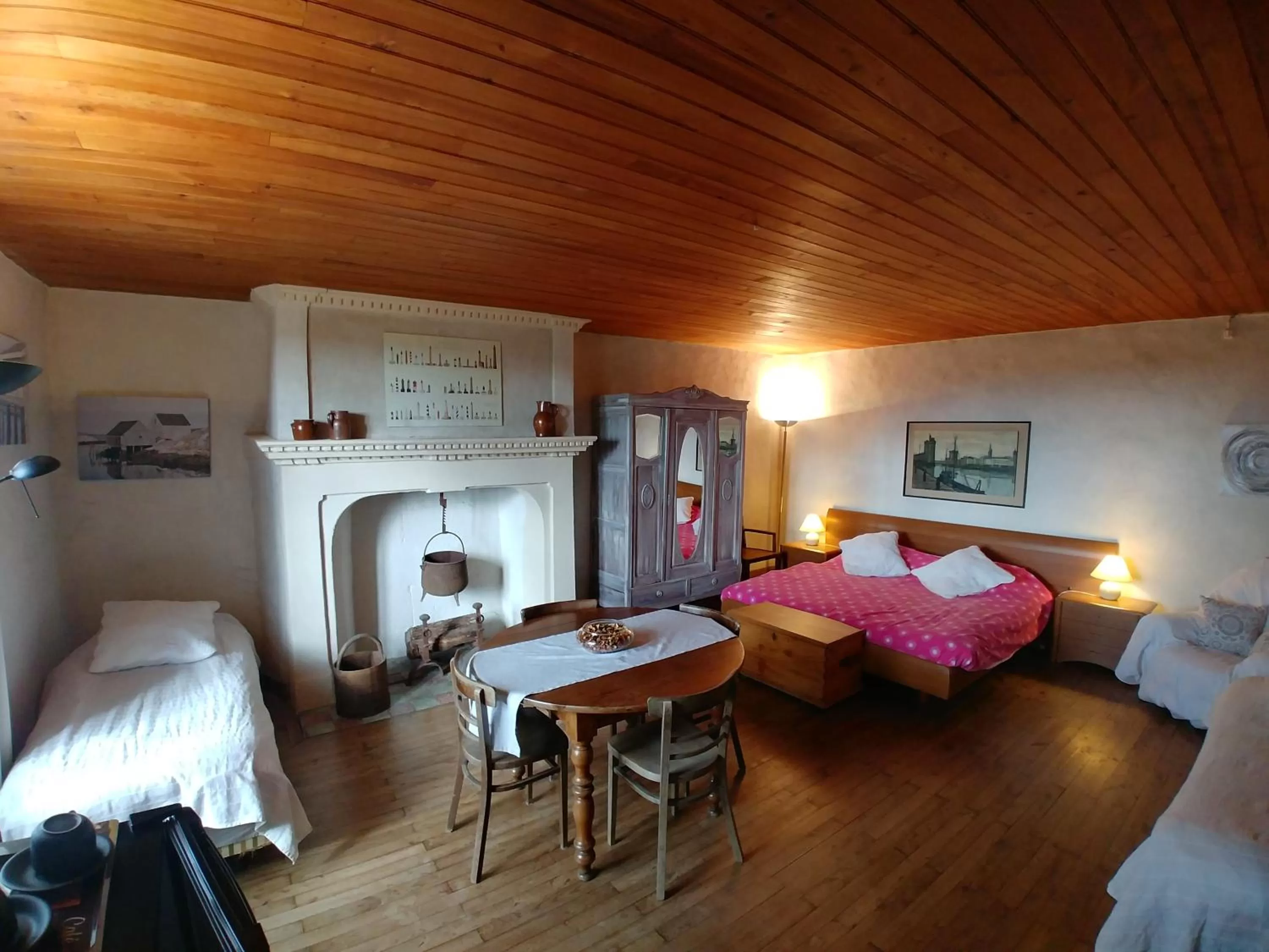Photo of the whole room, Dining Area in Manoir Le Cristal - Futuroscope a petit prix , grandes chambres familiales 5-6 personnes ,