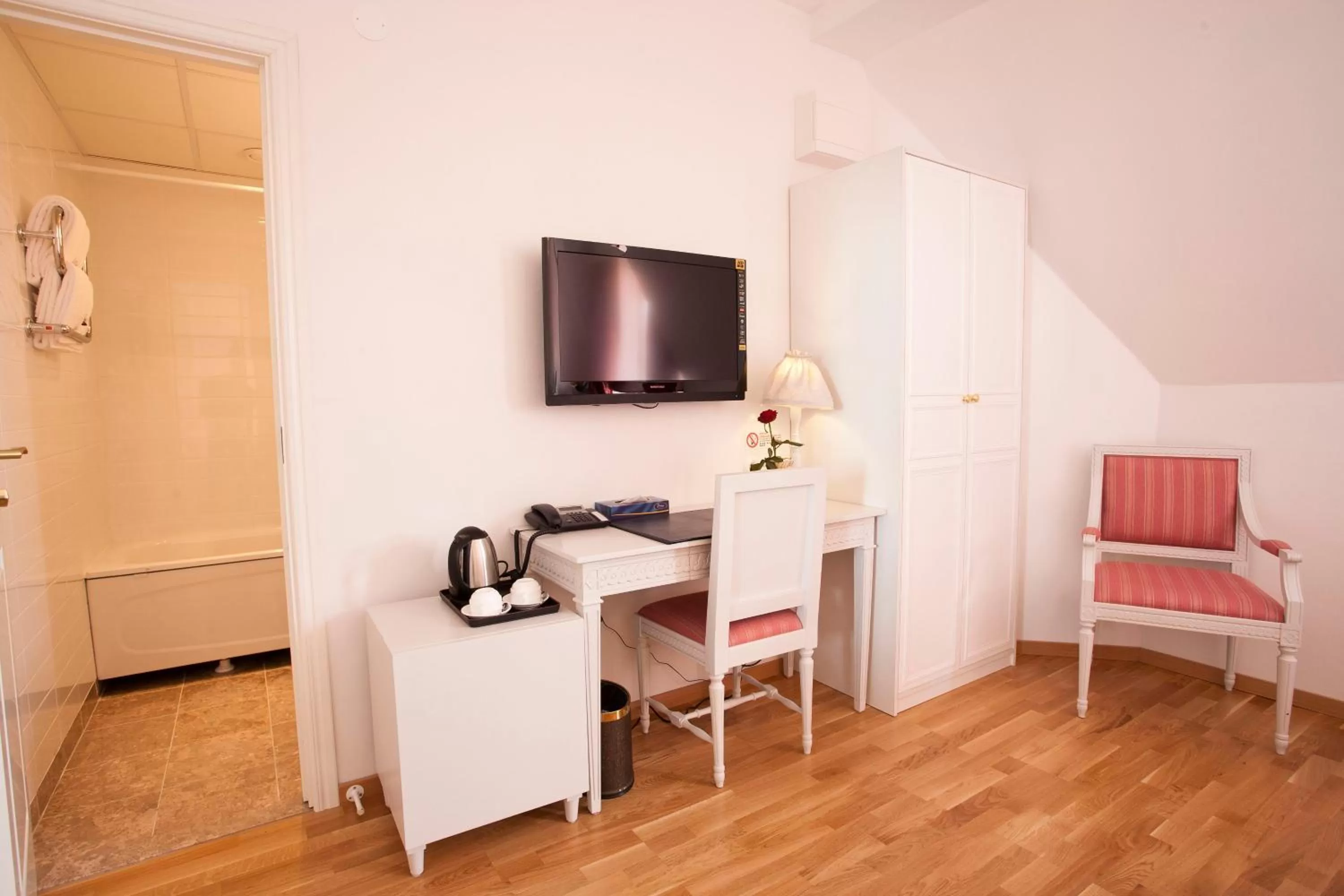 TV and multimedia, Bed in Brommavik Hotel