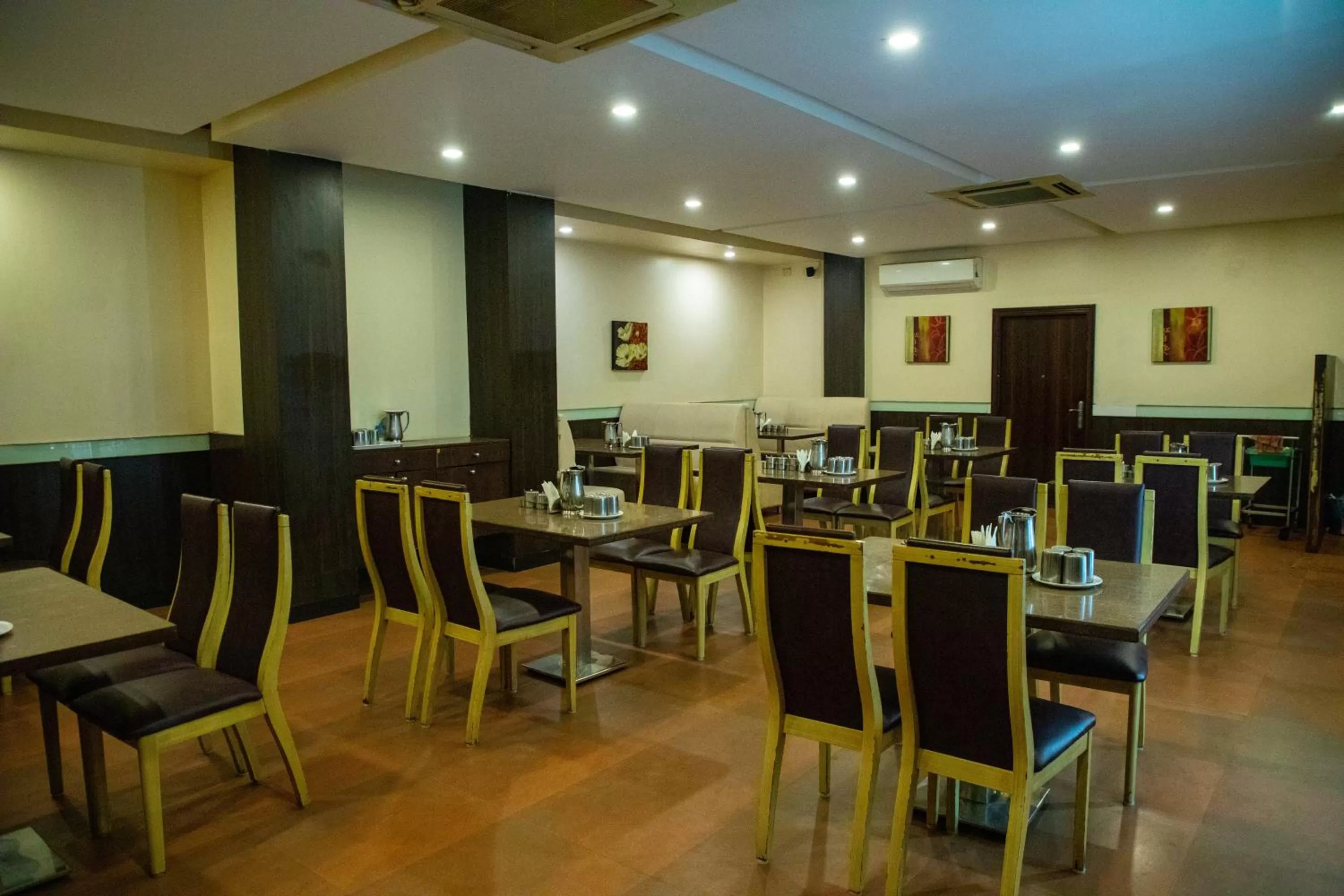Restaurant/places to eat in Arunaachalaa Resiidency