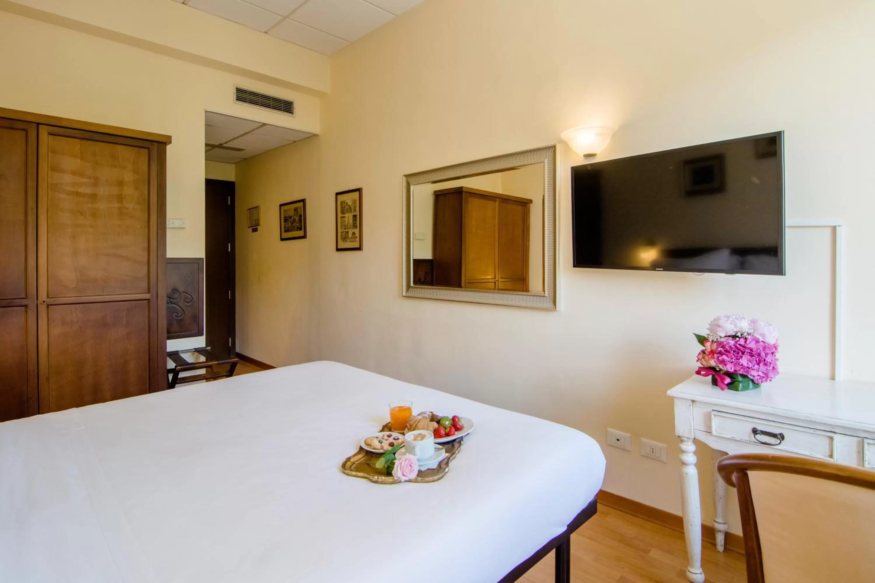 TV and multimedia, Bed in Hotel della Vittoria