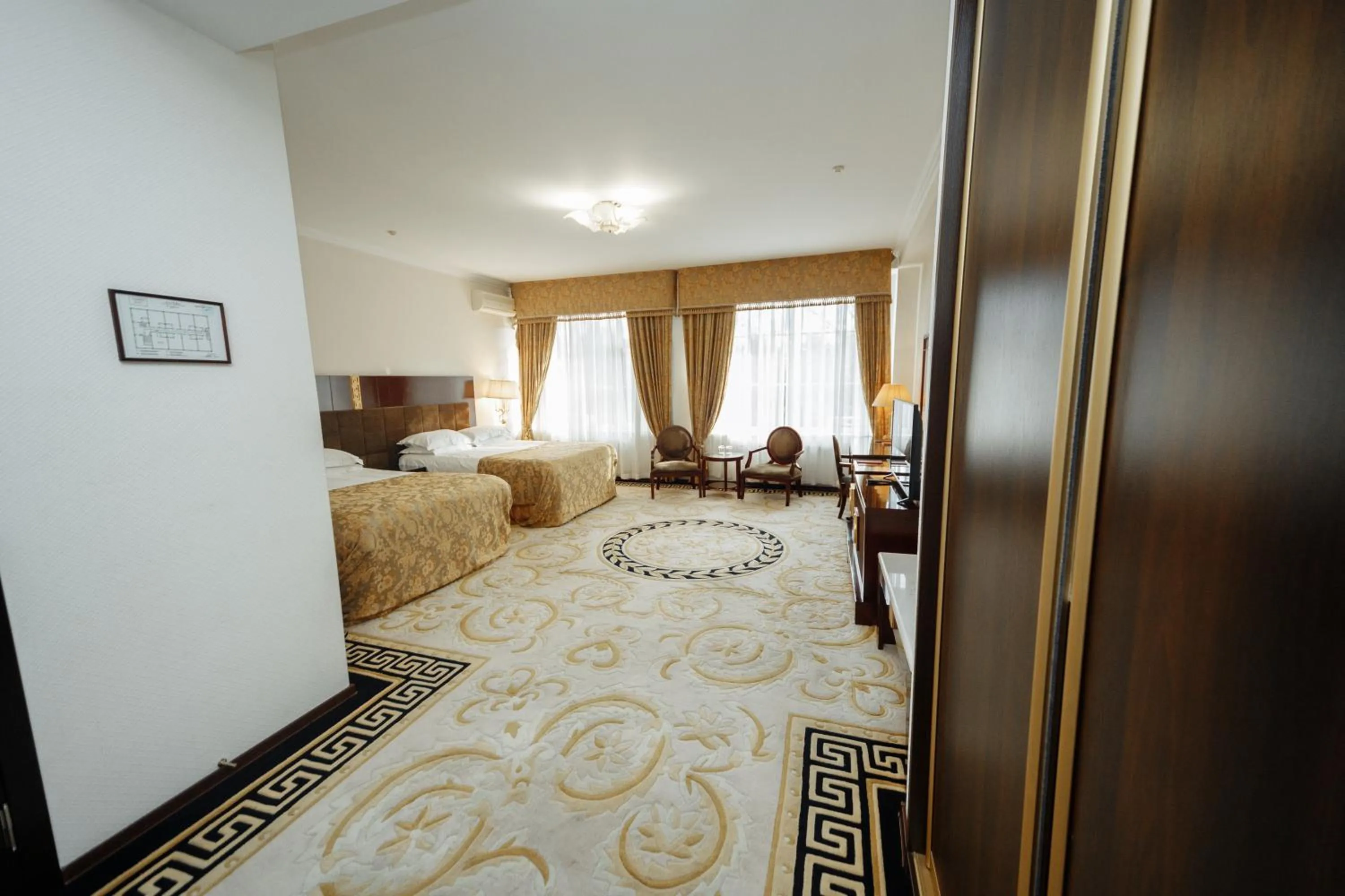 Photo of the whole room, Bed in Club Royal Park