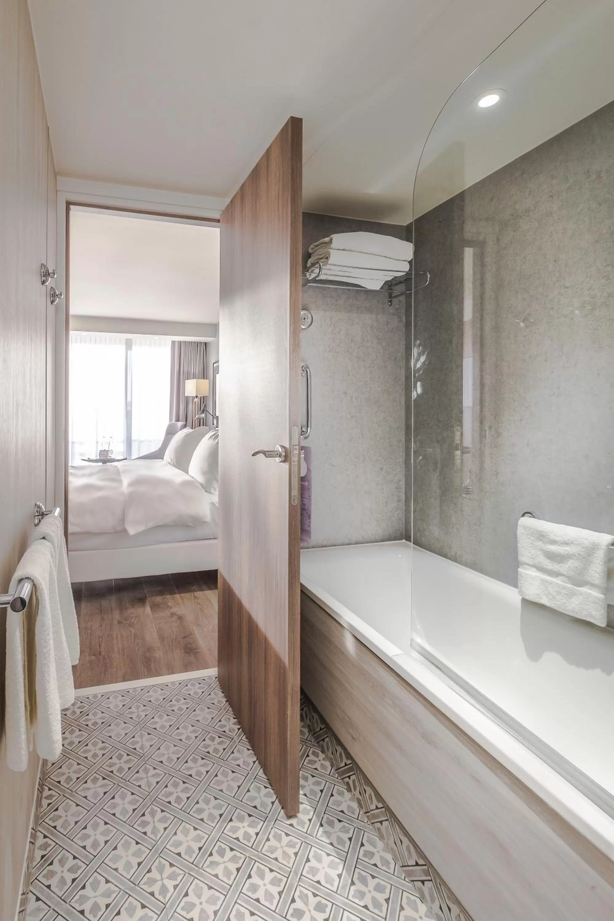 Bathroom, Bed in Radisson Blu Hotel Nice