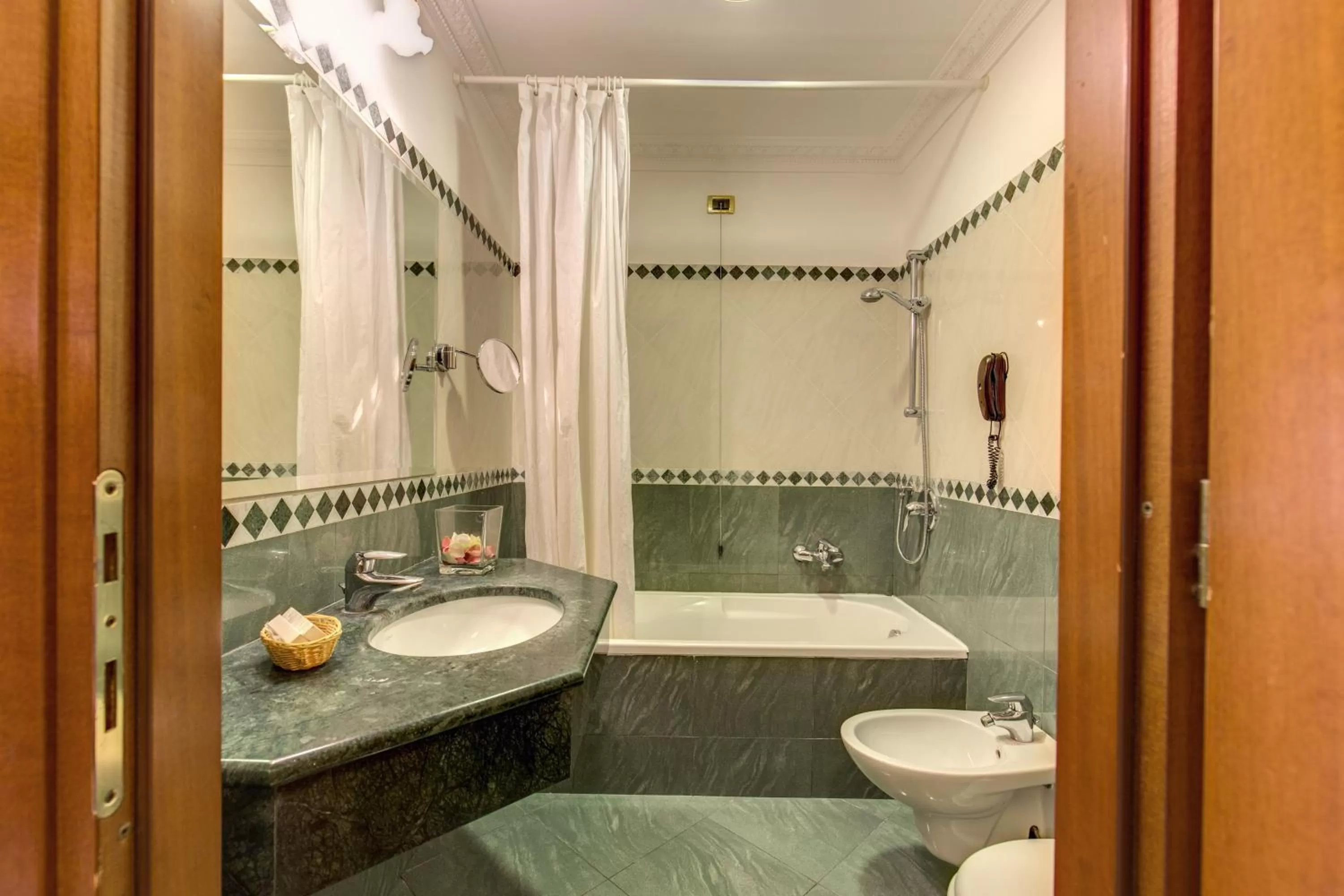 Shower in Hotel Contilia