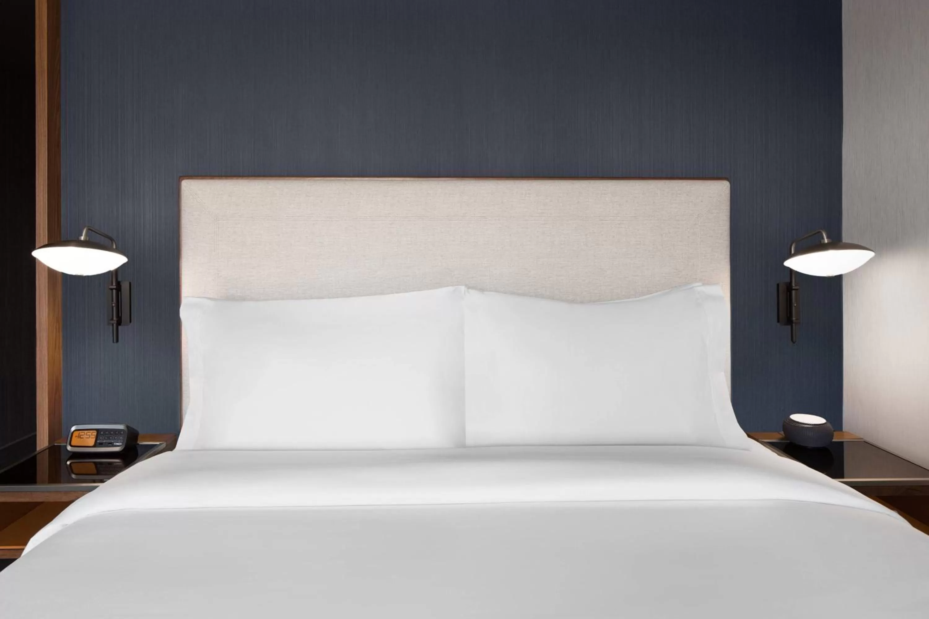 Photo of the whole room, Bed in Courtyard by Marriott Calgary Downtown