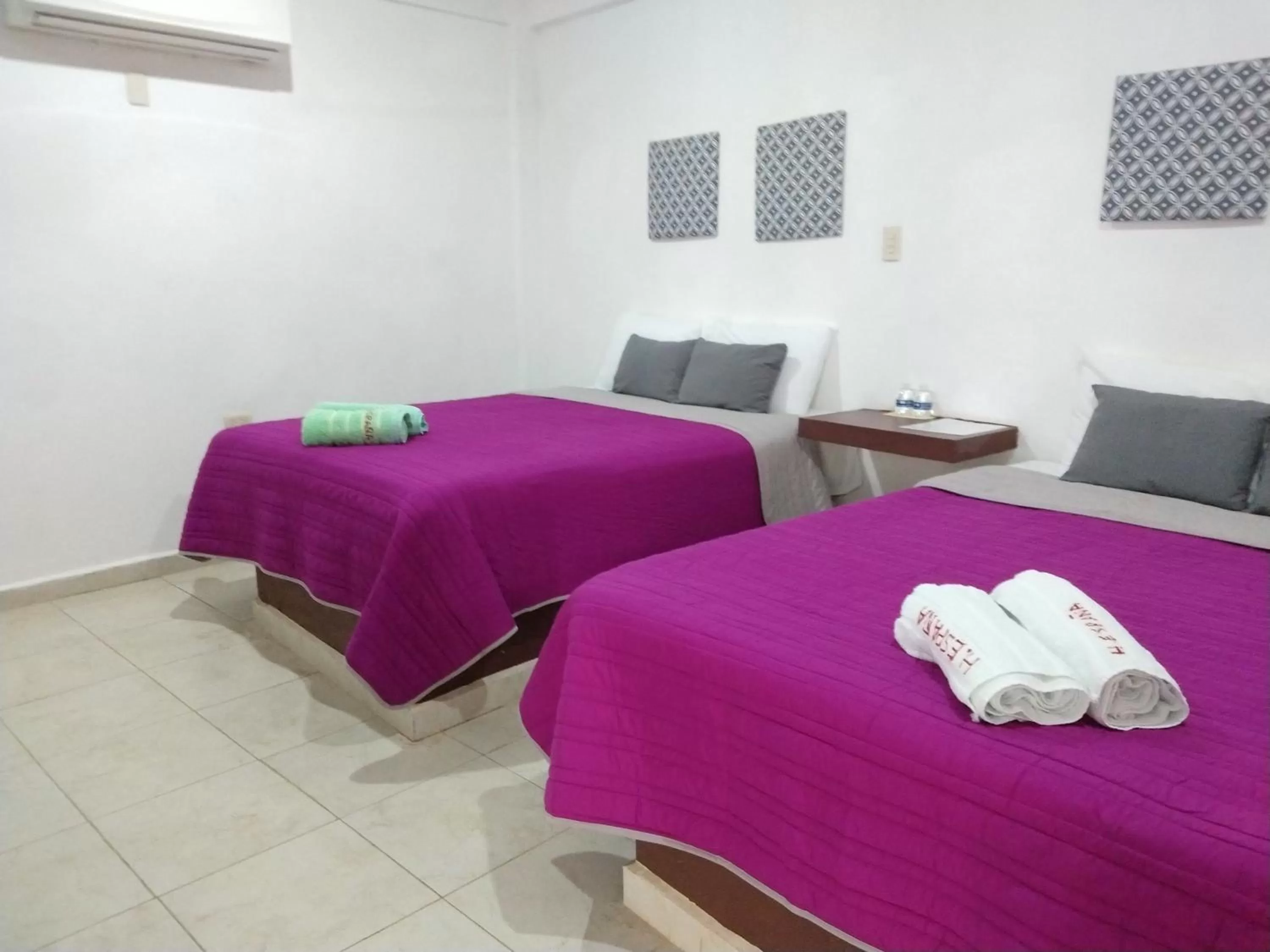 Photo of the whole room in Hotel España