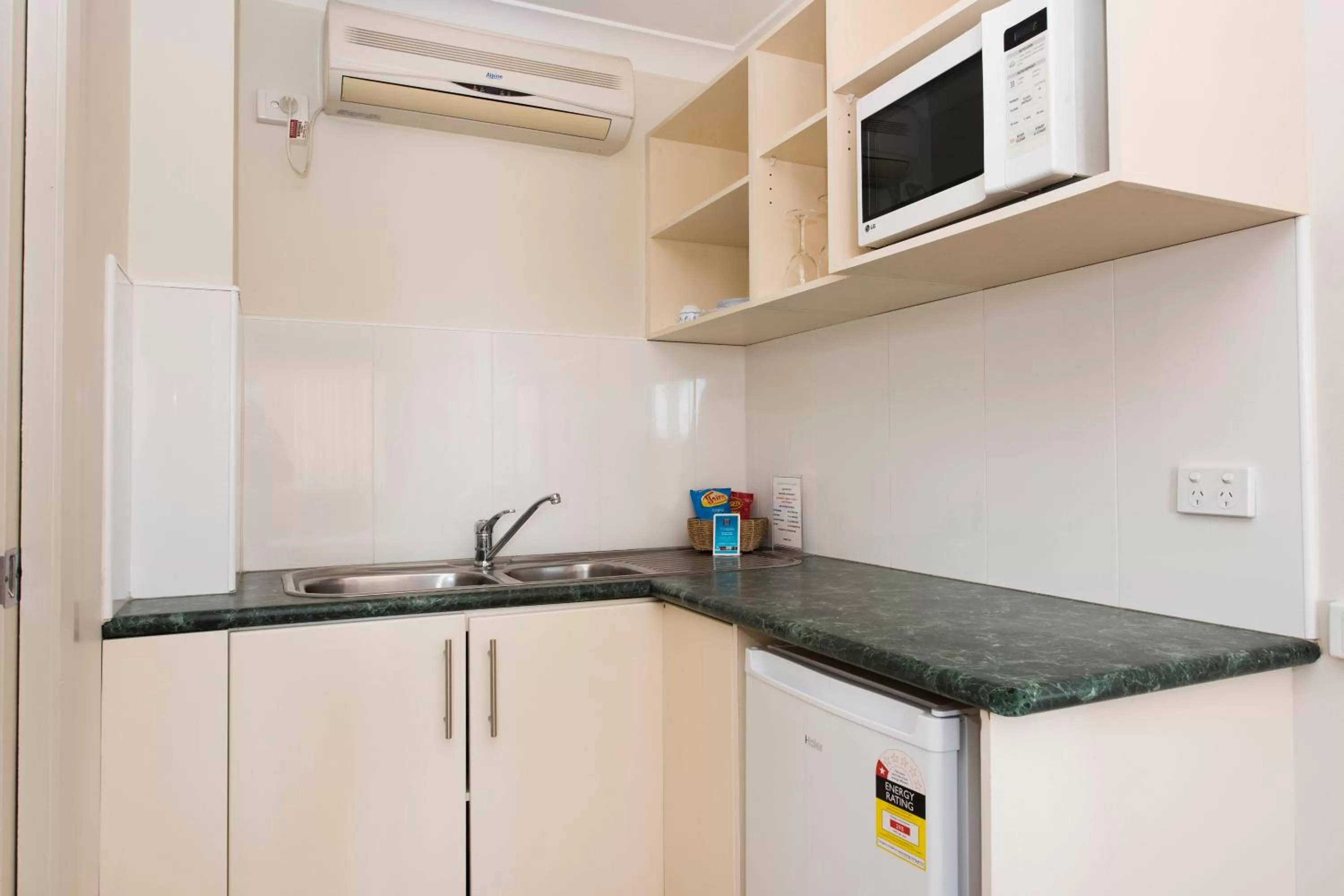 stove in Soldiers Motel