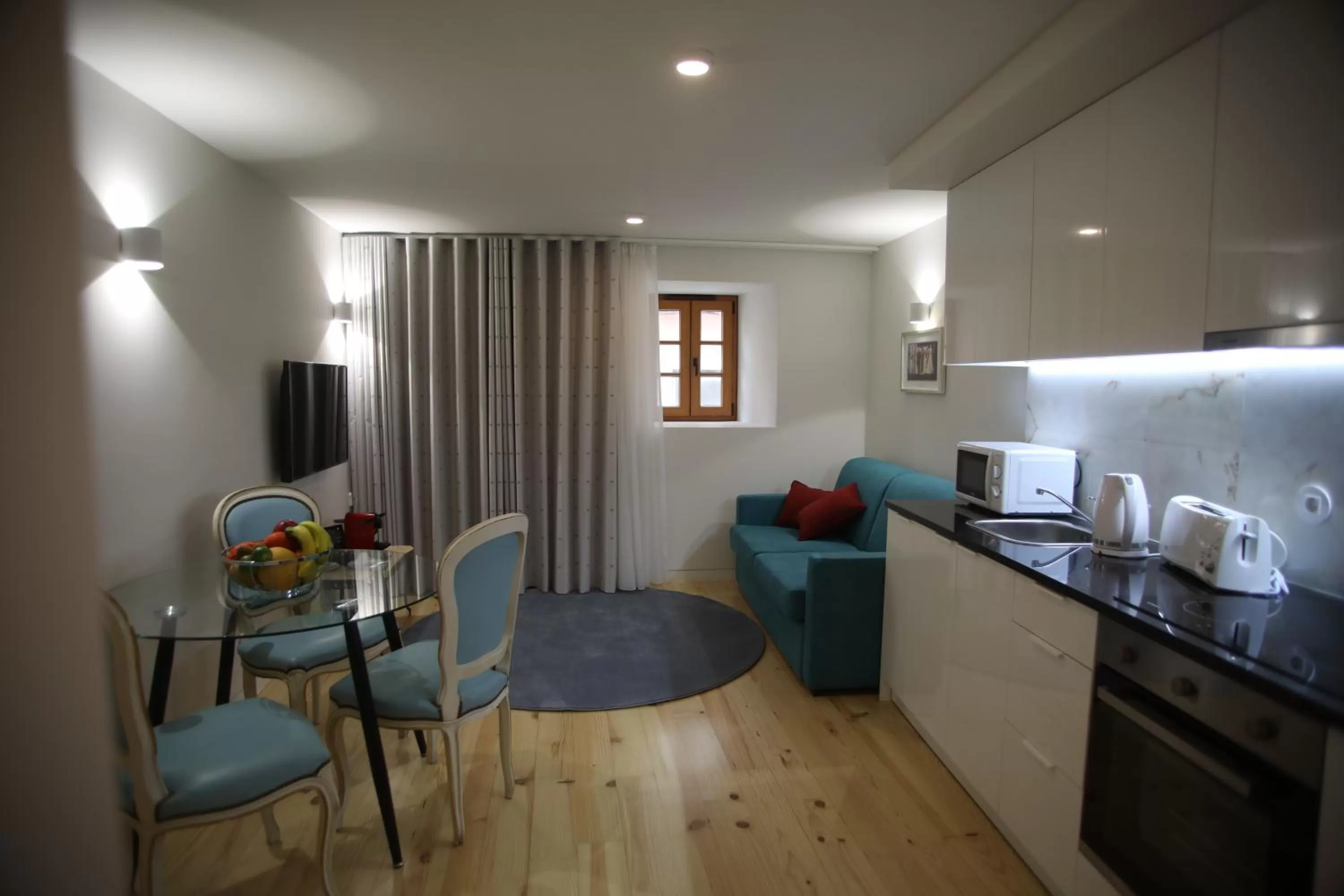 Bed, Dining Area in TM Luxury Apartments Lisbon