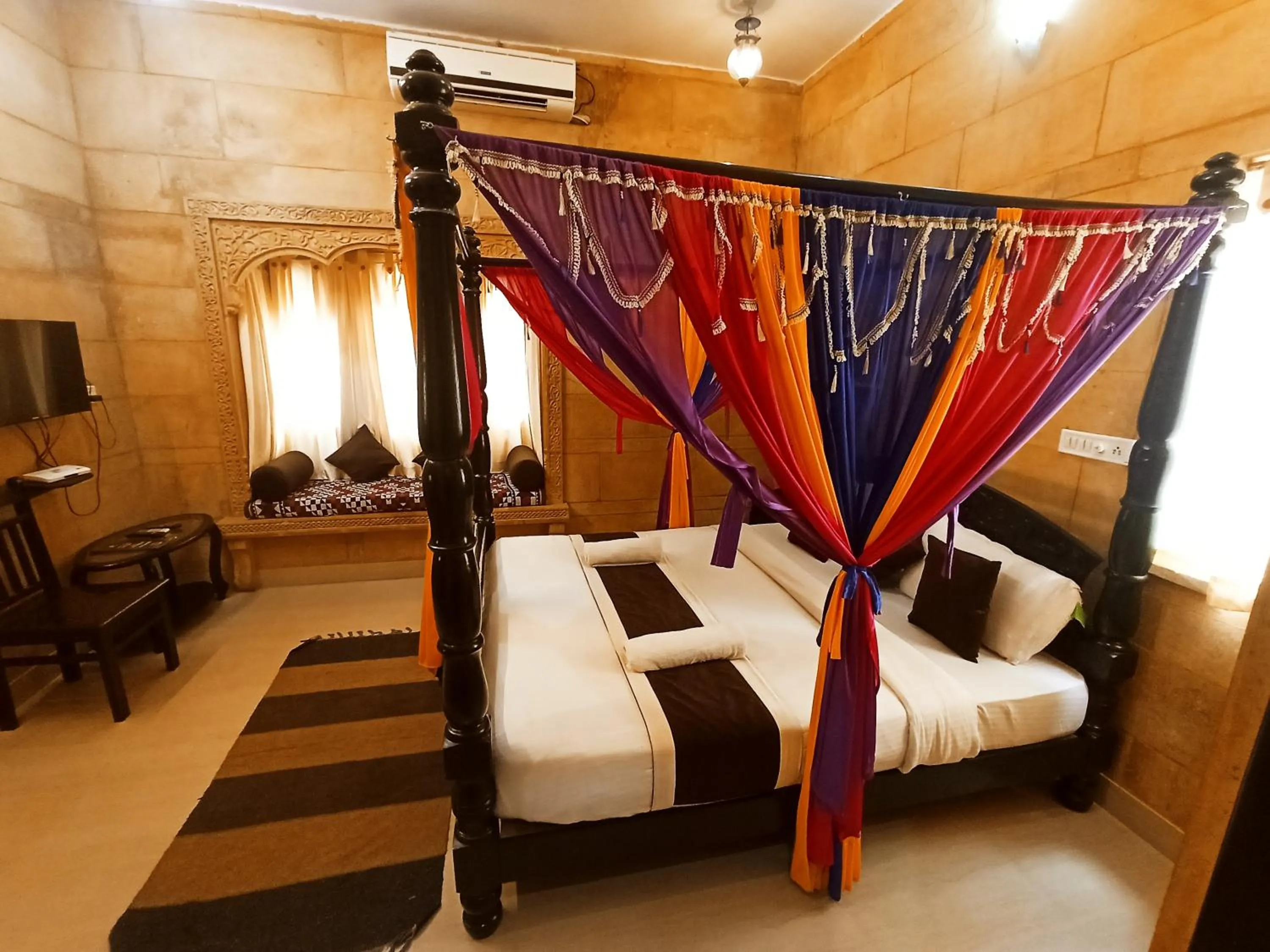 Living room, Bed in Hotel Royal Haveli