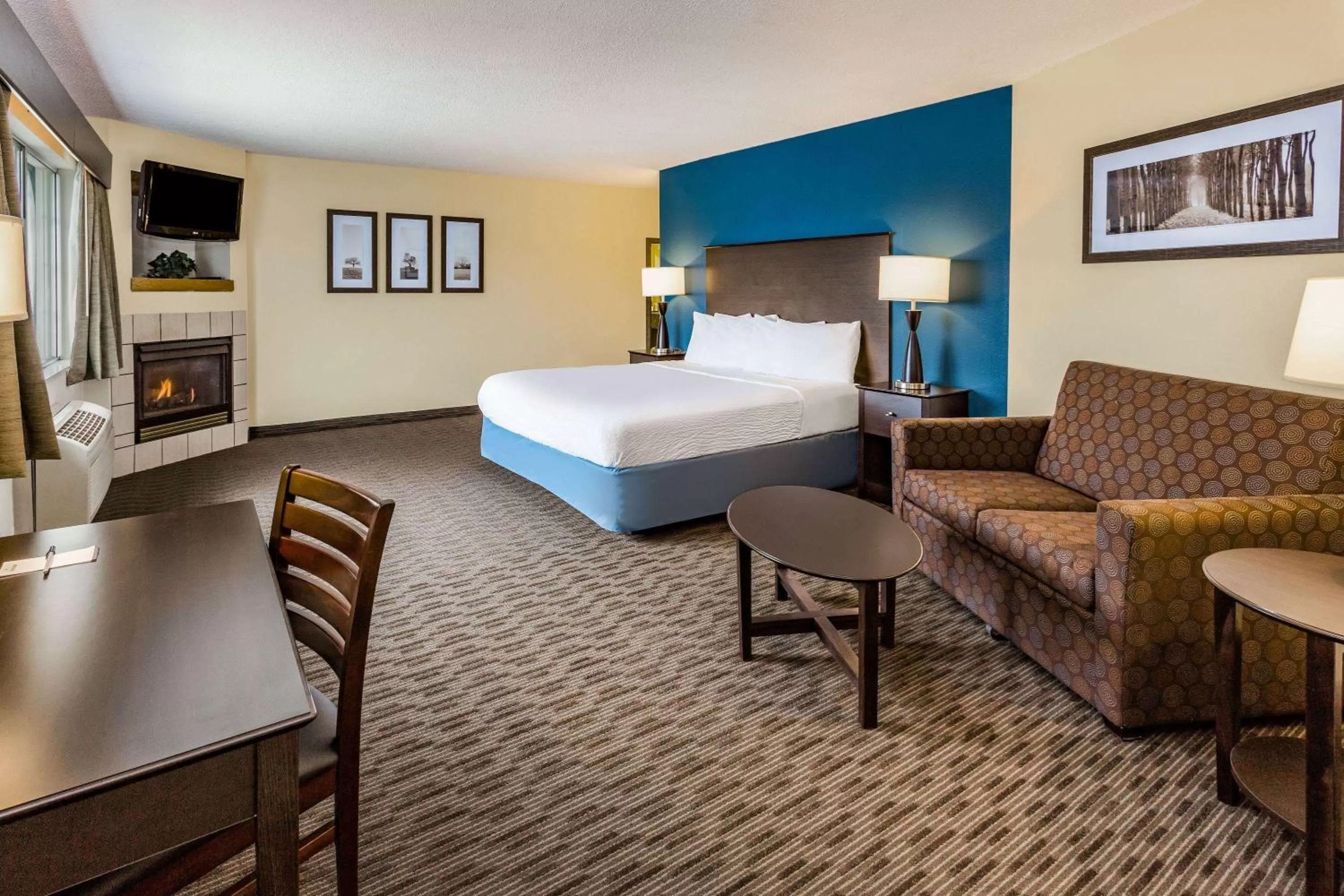Photo of the whole room, Bed in AmericInn by Wyndham Hotel and Suites Long Lake