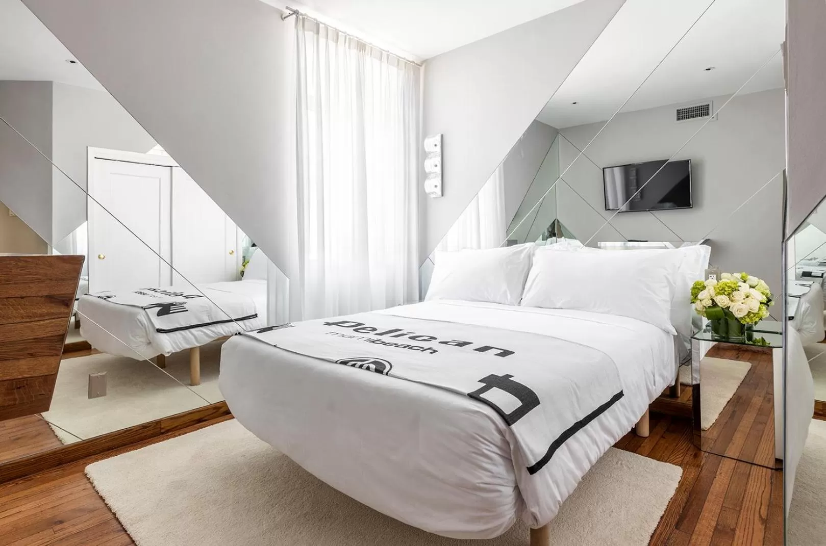 Photo of the whole room, Bed in Pelican Hotel