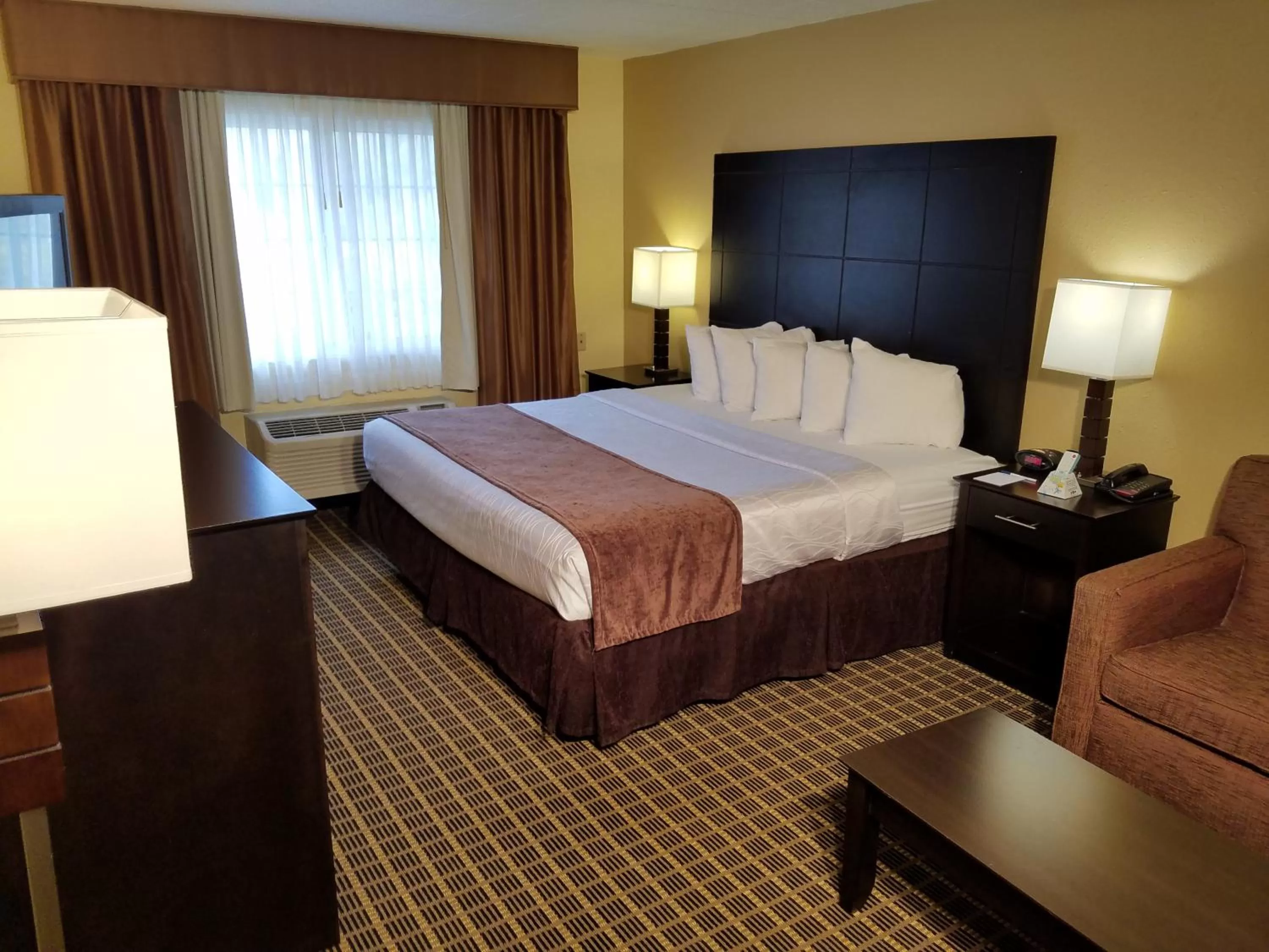 Bedroom, Bed in Quality Inn & Suites Morgantown - University Area