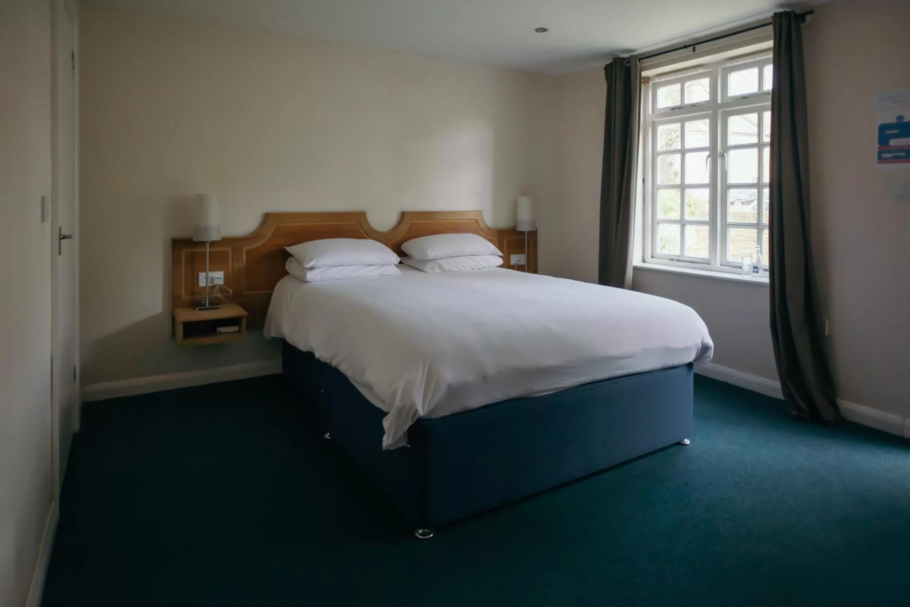 Bedroom, Bed in Royal Hotel, Bar & Grill