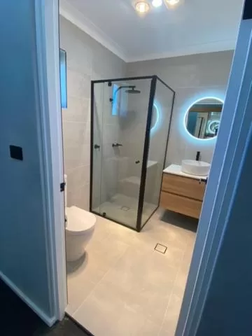 Shower in Old Maitland Inn - Rutherford