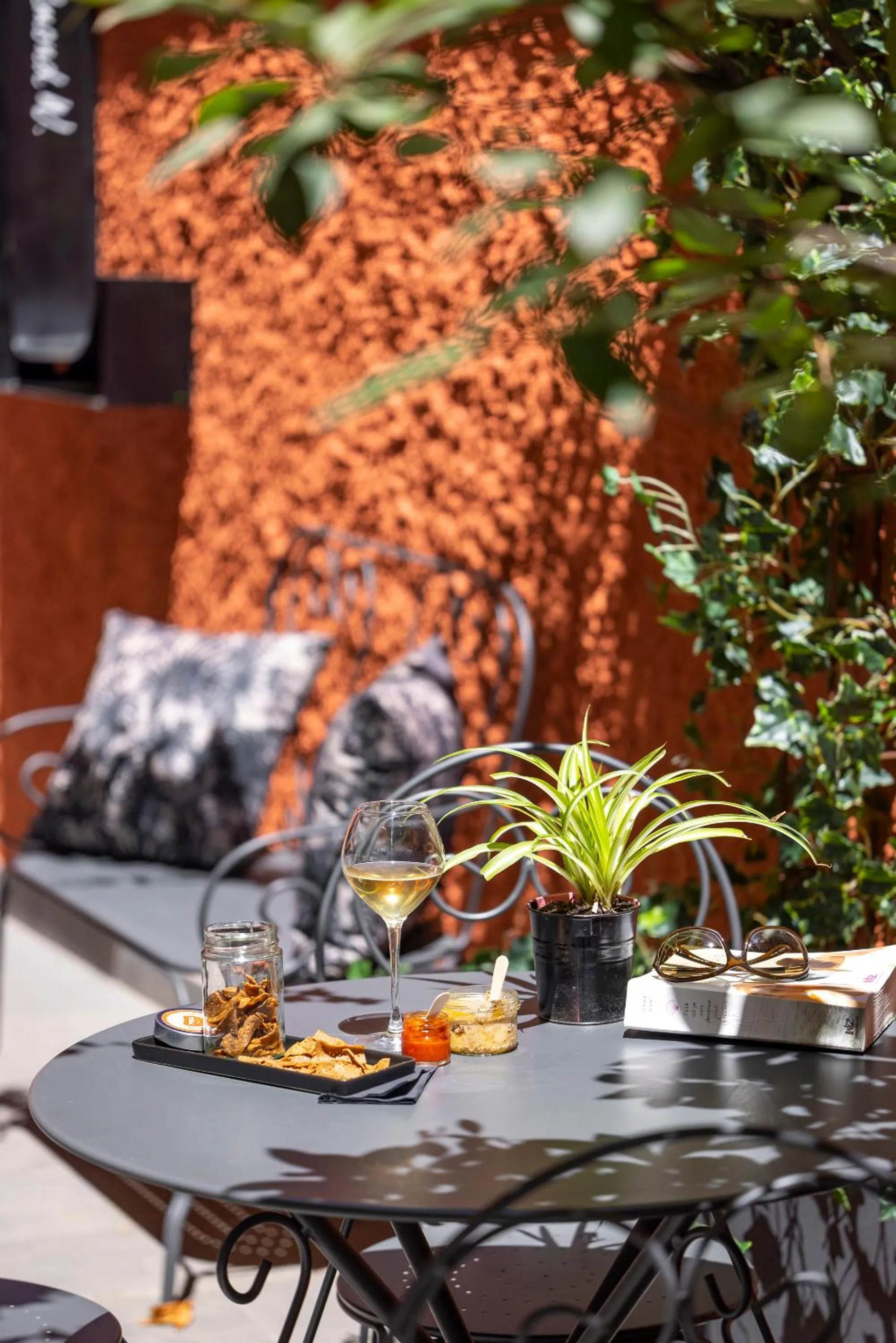 Patio in Hôtel Edmond W Lyon Part-Dieu