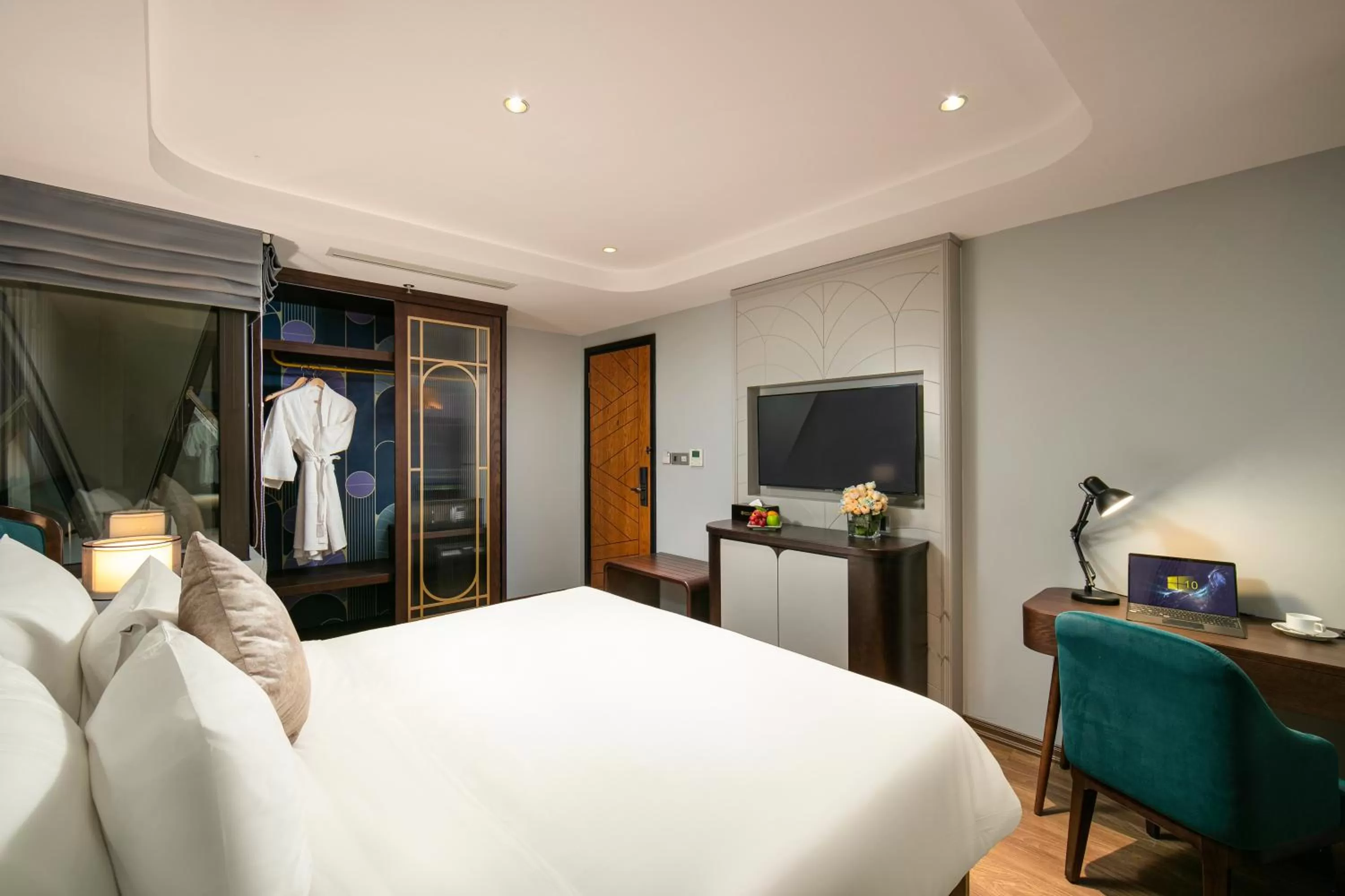 TV and multimedia, Bed in MAY DE VILLE Lakeside Hotel