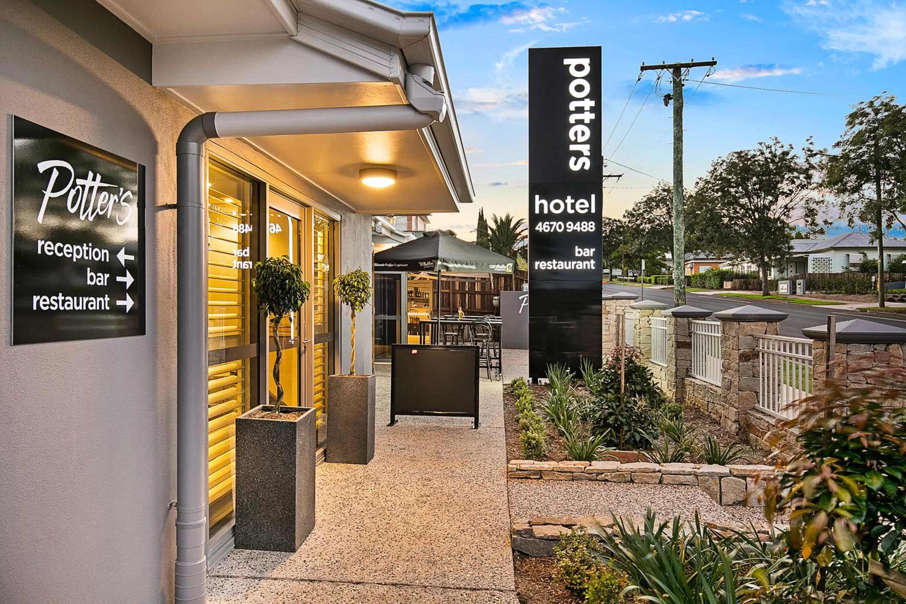 Facade/entrance in Potters Toowoomba Hotel