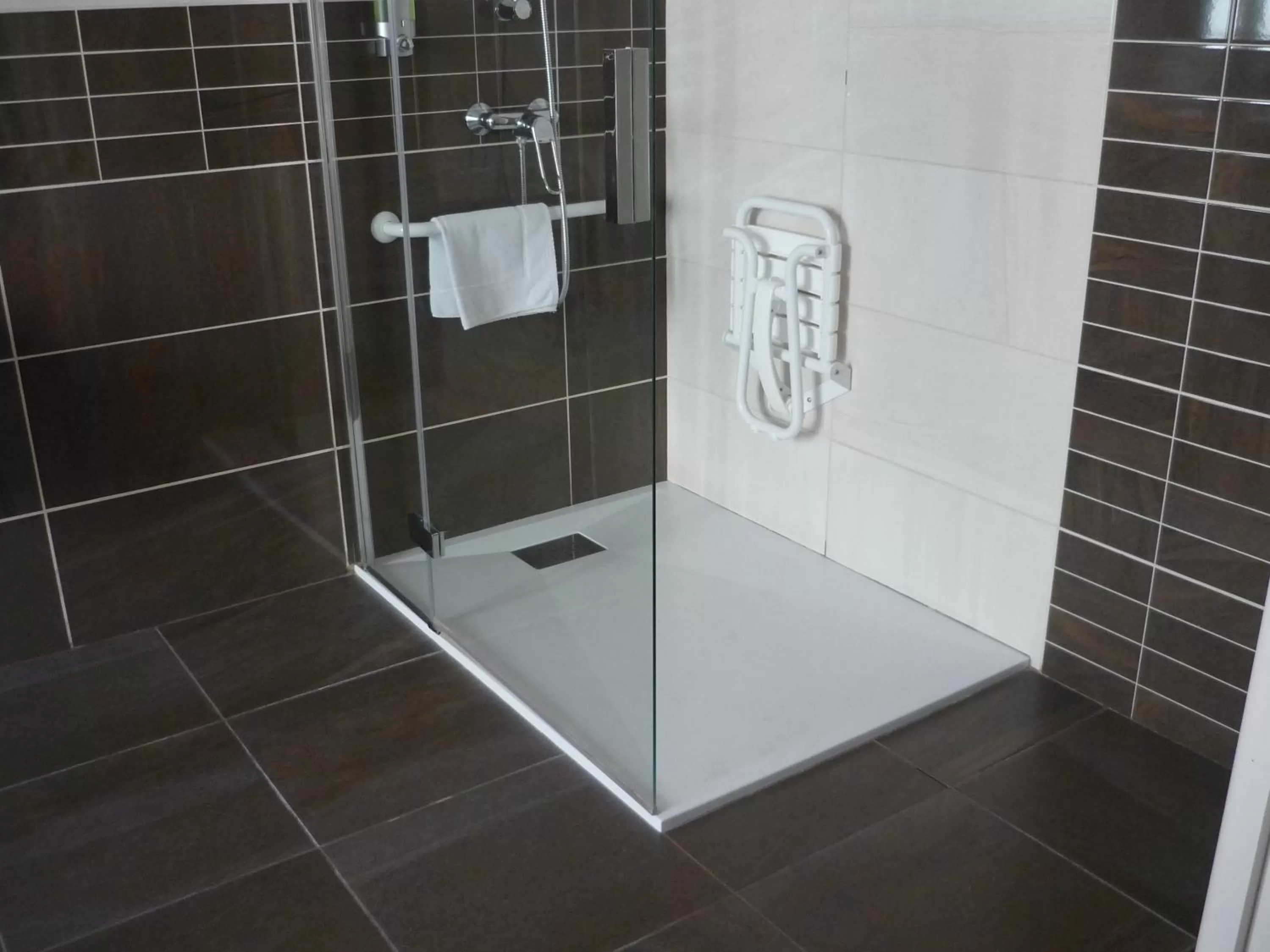 Facility for disabled guests in The Originals Boutique, Hôtel Terminus, Bourg-en-Bresse Gare