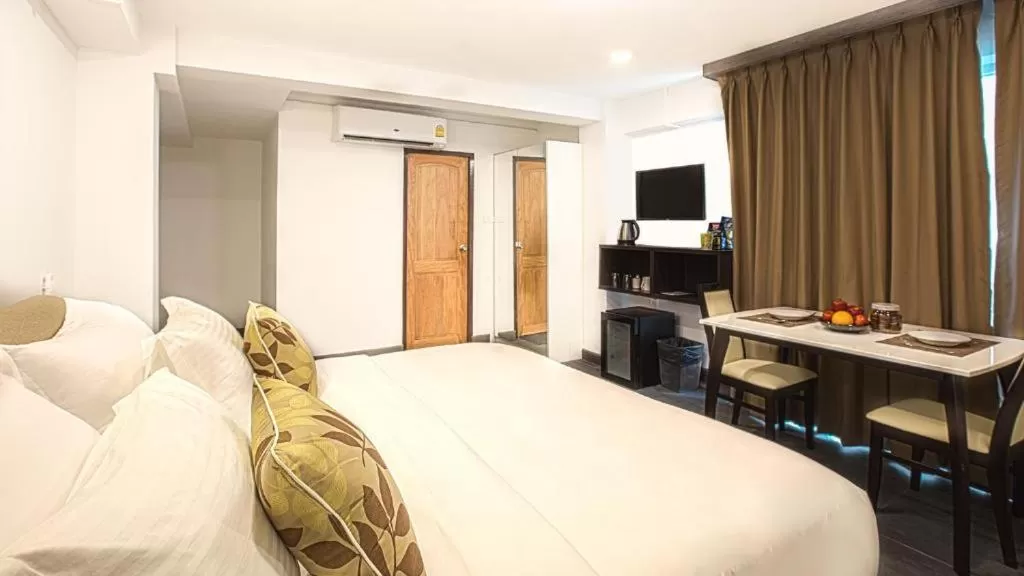 Photo of the whole room, Bed in V One Pride-Sukhumvit 22, Bangkok