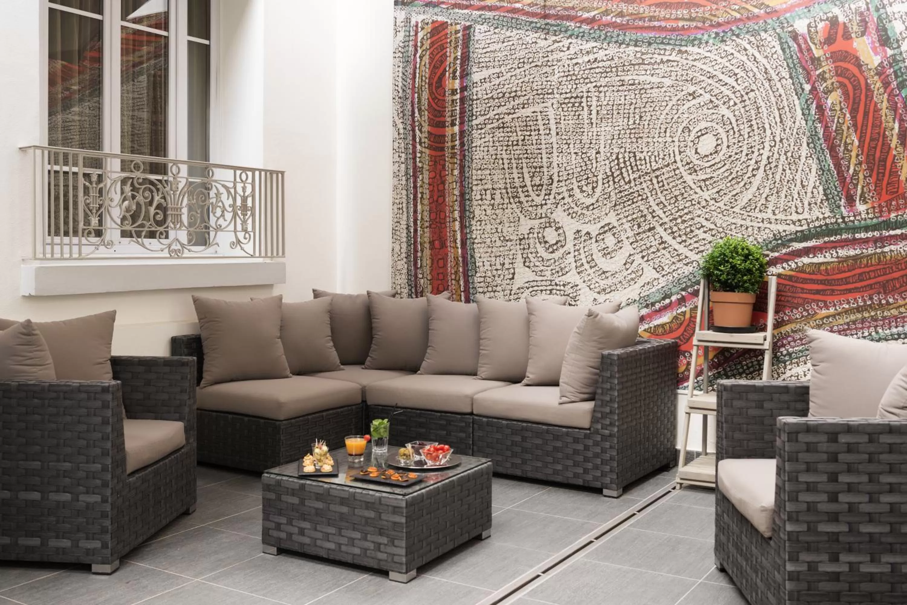 Patio in Mercure Paris Levallois