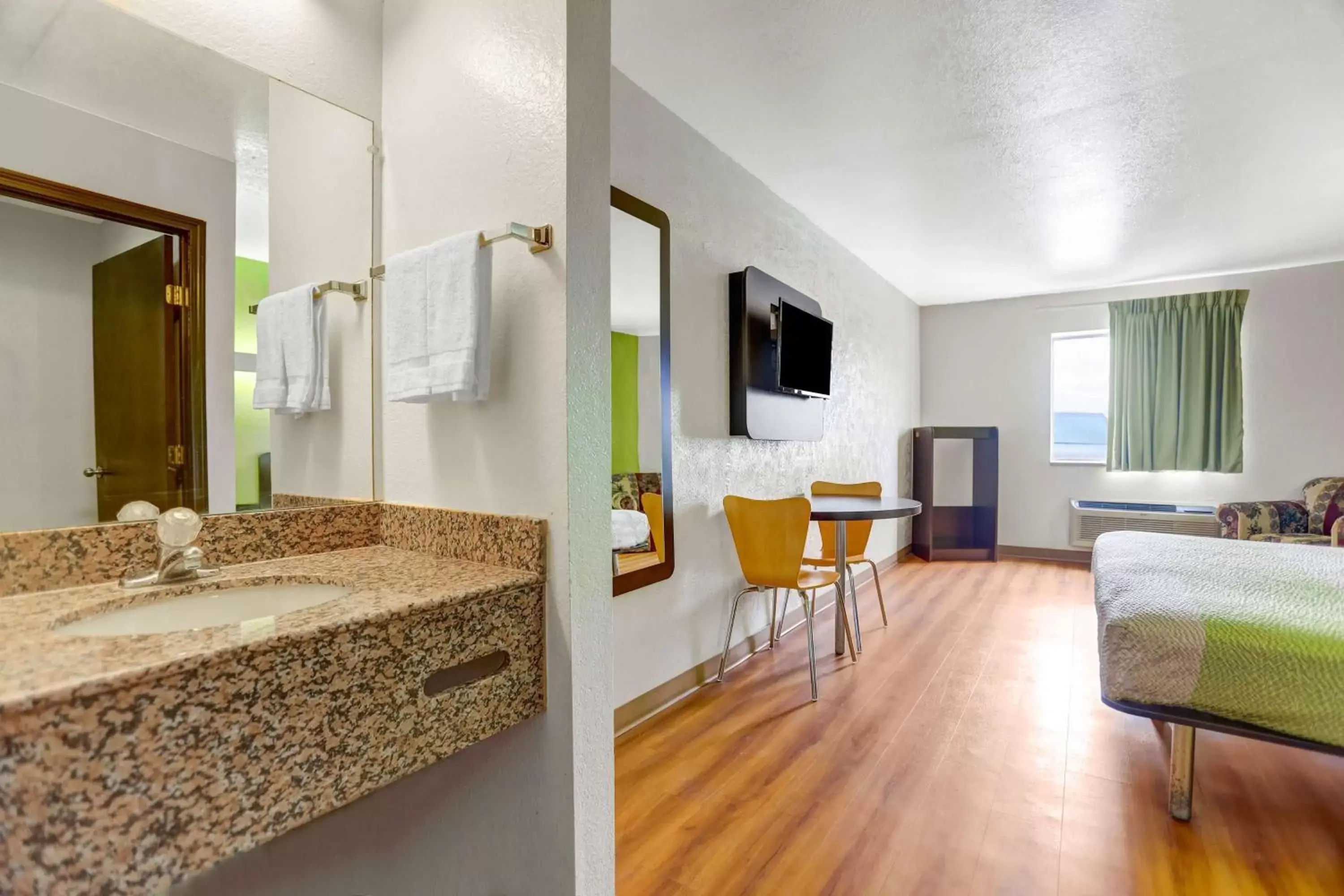 Deluxe Queen Room - Non-Smoking in Motel 6-Moriarty, NM Deluxe Queen Room - Non-Smoking in Motel 6-Moriarty, NM