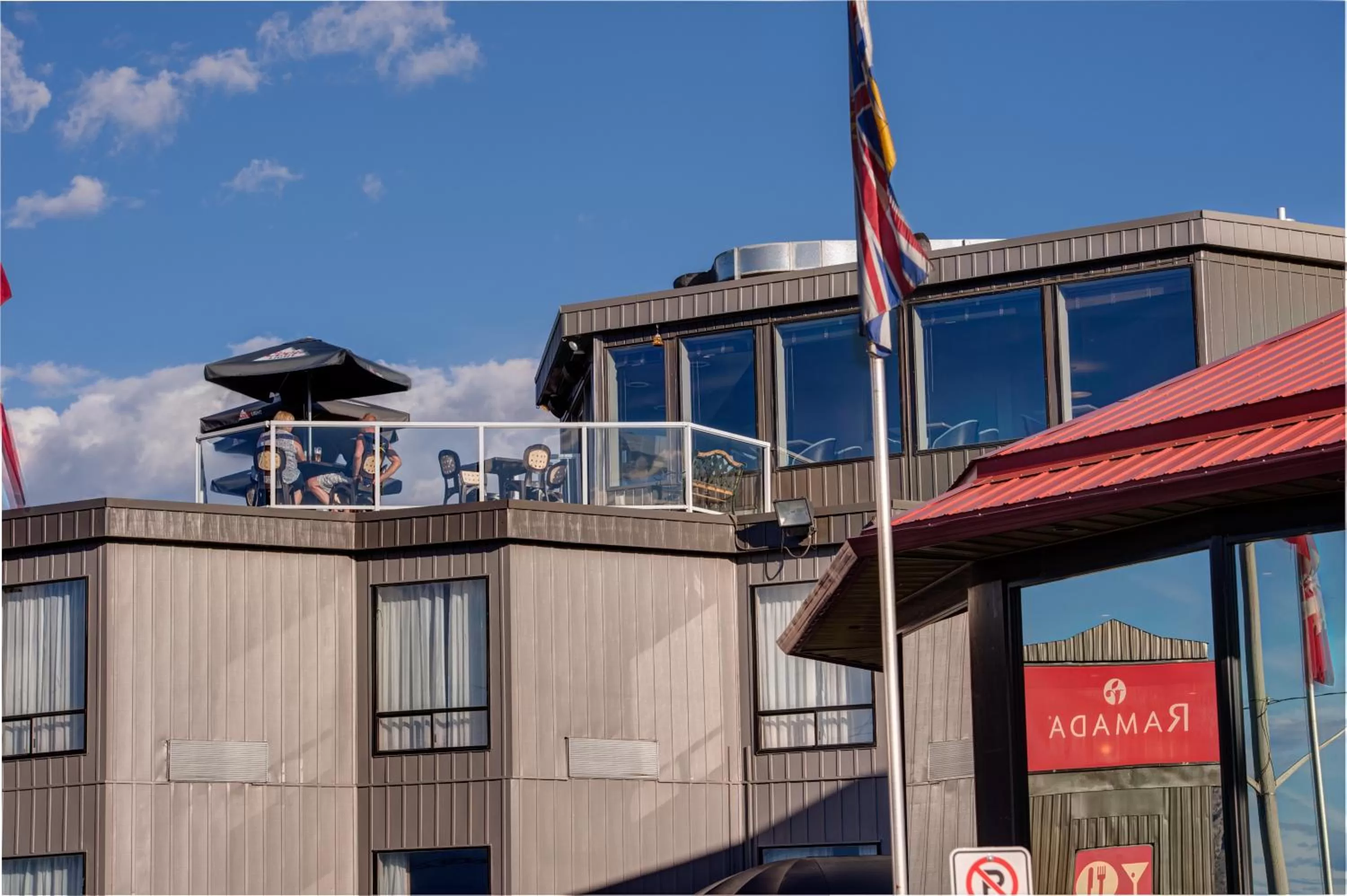 Lounge or bar in Ramada by Wyndham Kamloops