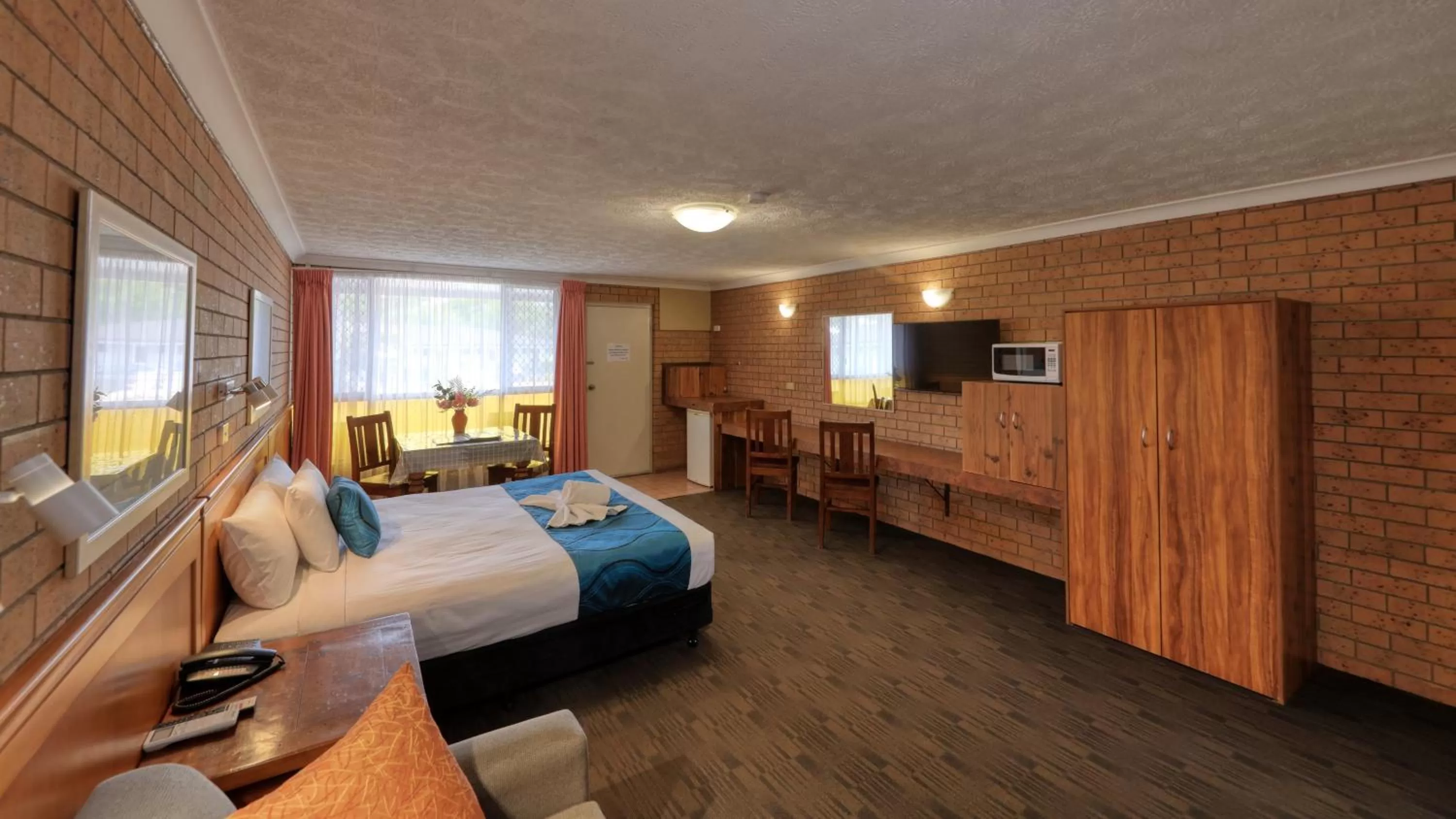 Bed in James Street Motor Inn