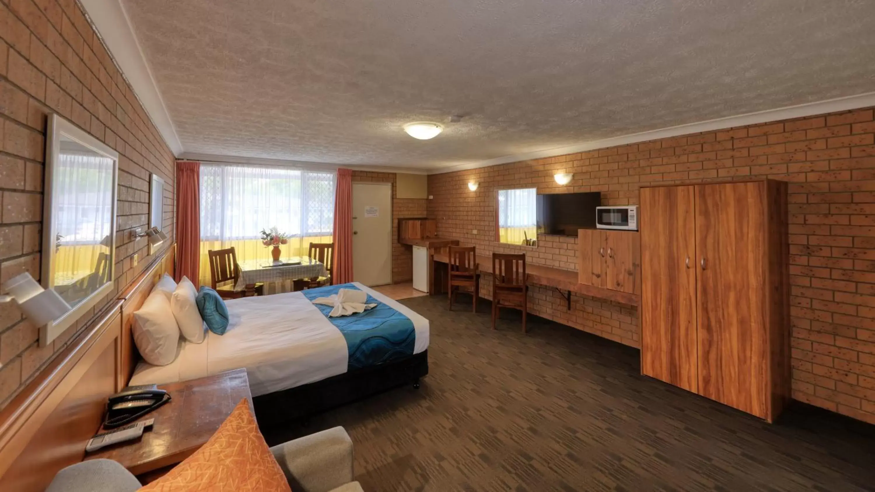 King Room with Spa Bath in James Street Motor Inn King Room with Spa Bath in James Street Motor Inn