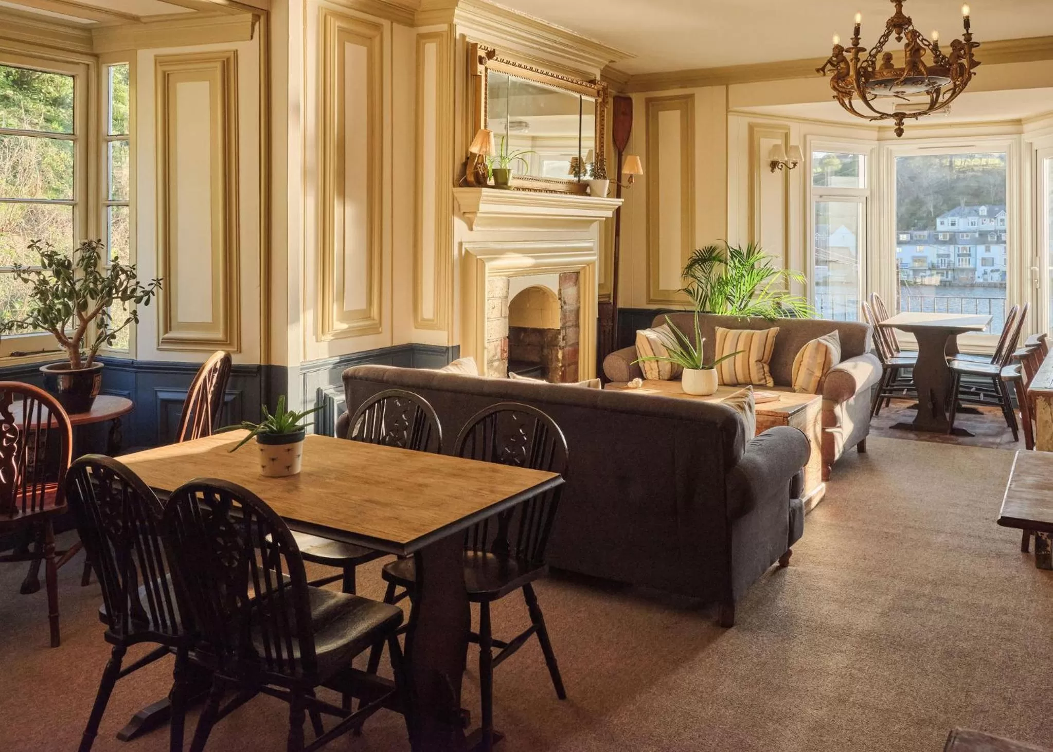 Lounge or bar in The Old Ferry Inn